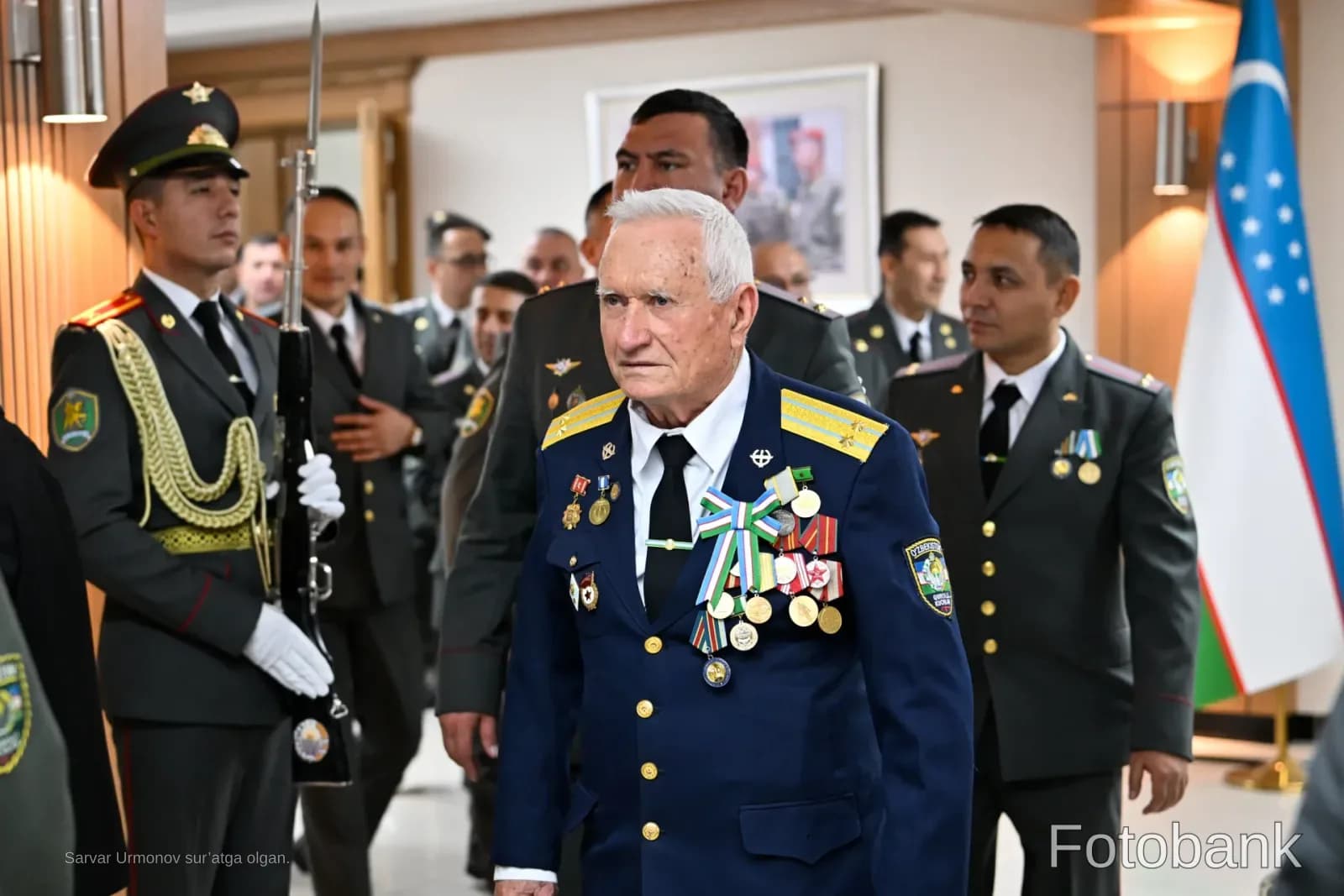 Harbiy xizmatchilar orasida yurgan keksa faxriy