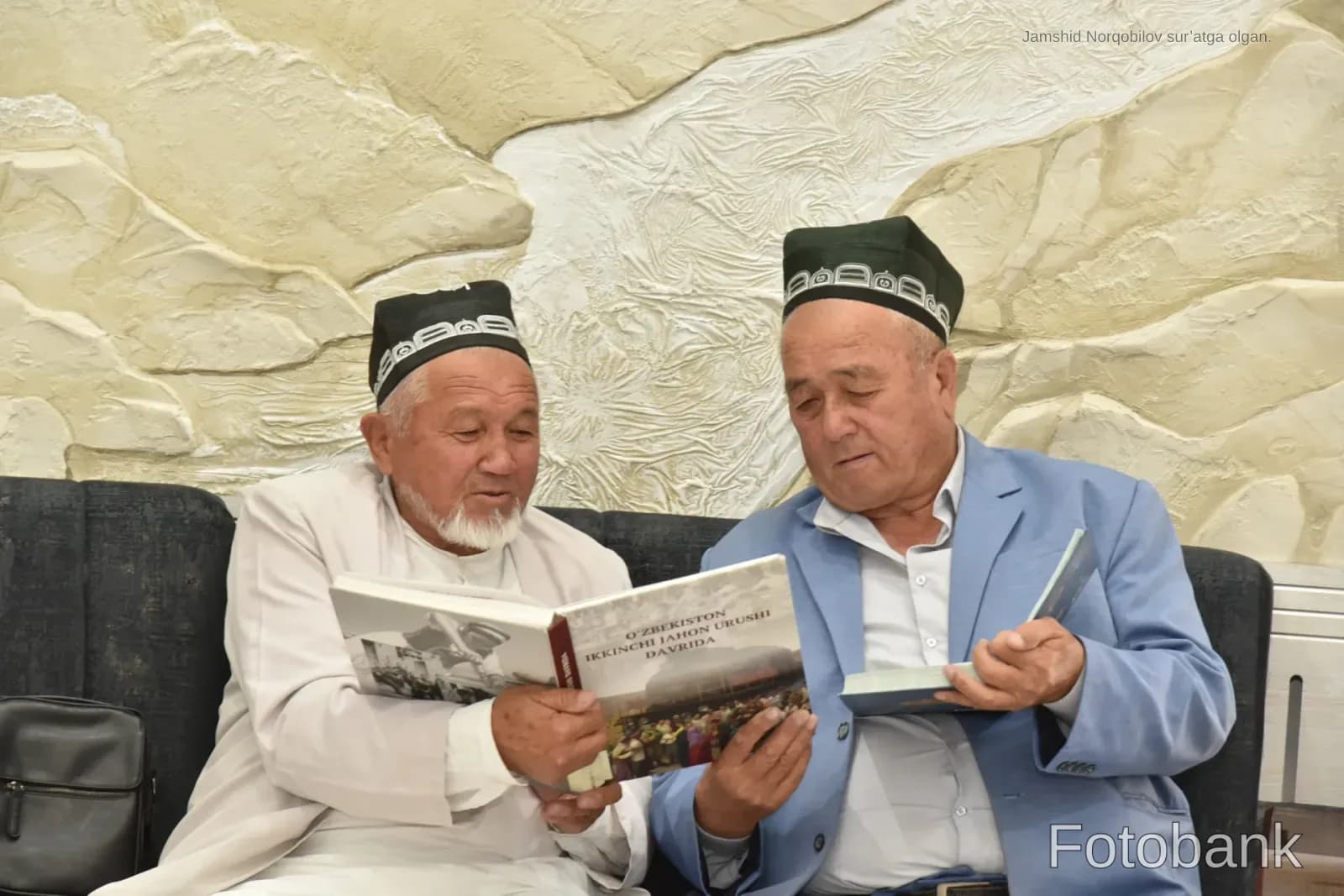 Tarixiy kitoblarni oʻqiyotgan keksa erkaklar