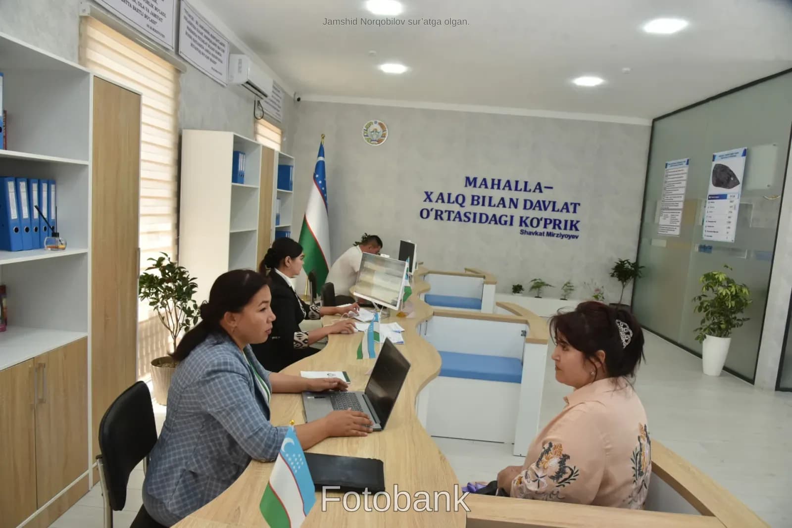 Zamonaviy ofisda ishlaydigan xodimlar