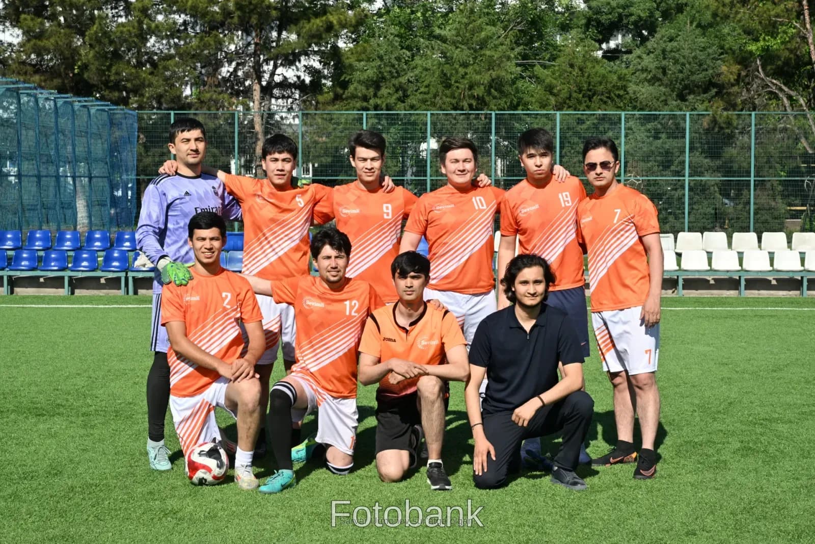 Havaskor futbol jamoasi birgalikda suratga tushmoqda