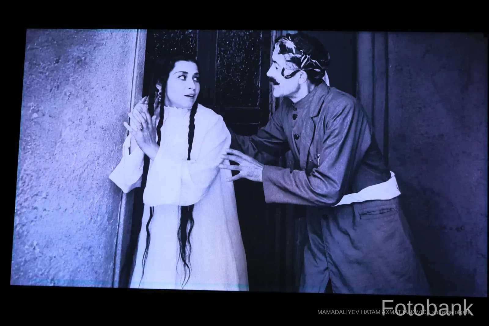 Eski film sahnasida oʻynaydigan aktyorlar