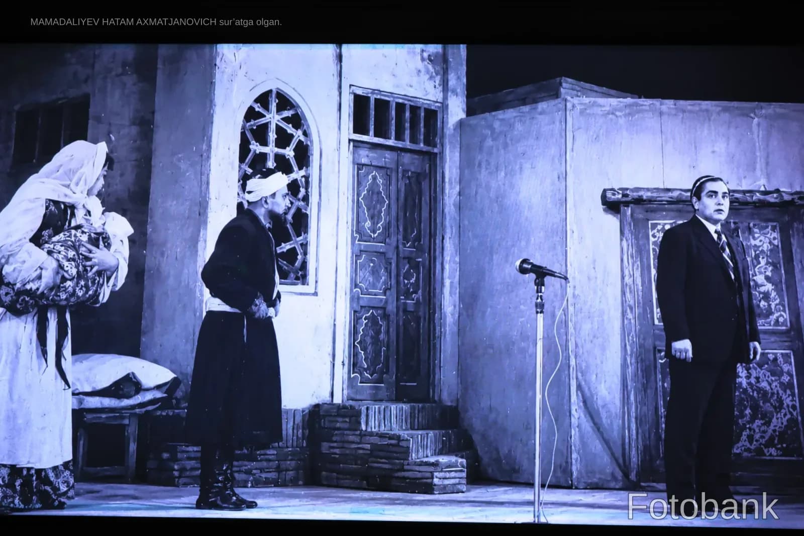 Aktyorlar teatr sahnasida ijro etishmoqda