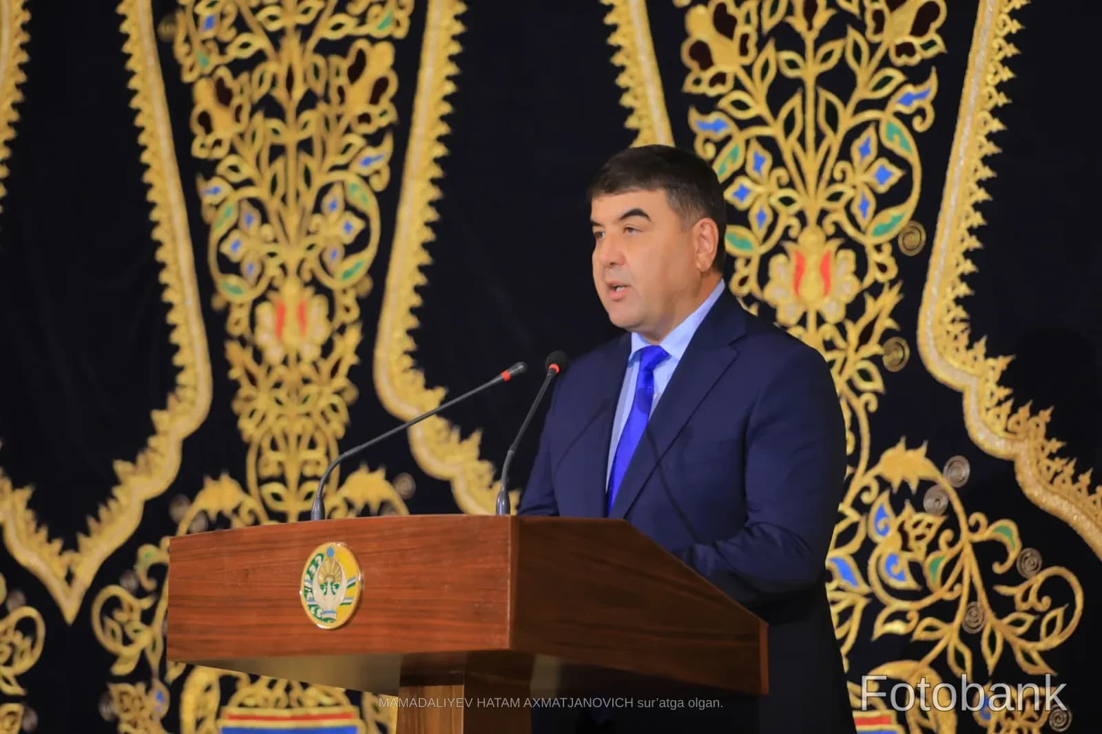Yogʻoch minbarda gapirayotgan erkak