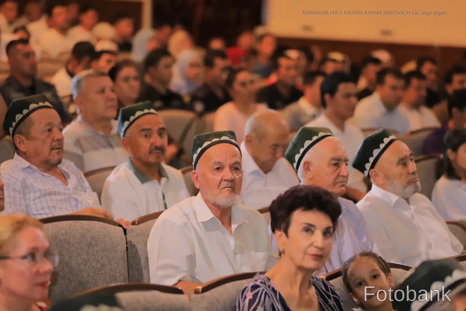 Jamoat yigʻilishida ishtirok etayotgan keksalar