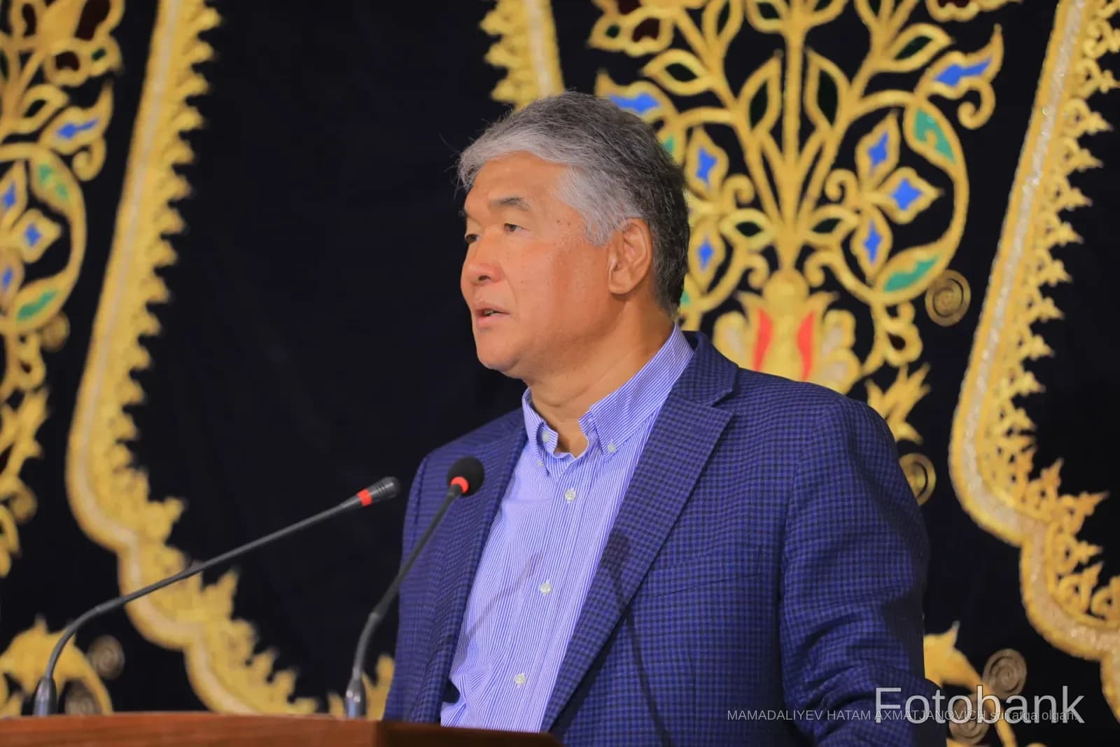 Ichkaridagi minbarda gapirayotgan erkak