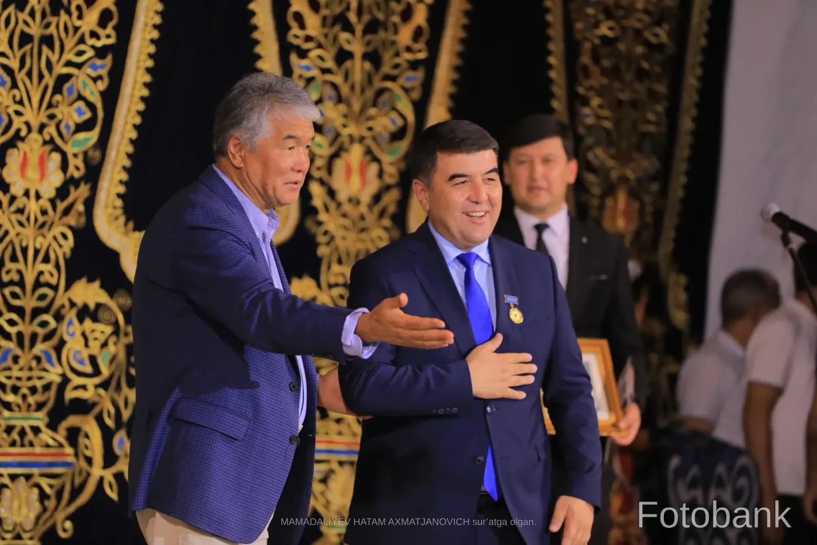 Yopiq madaniy tadbirda toʻplangan erkaklar