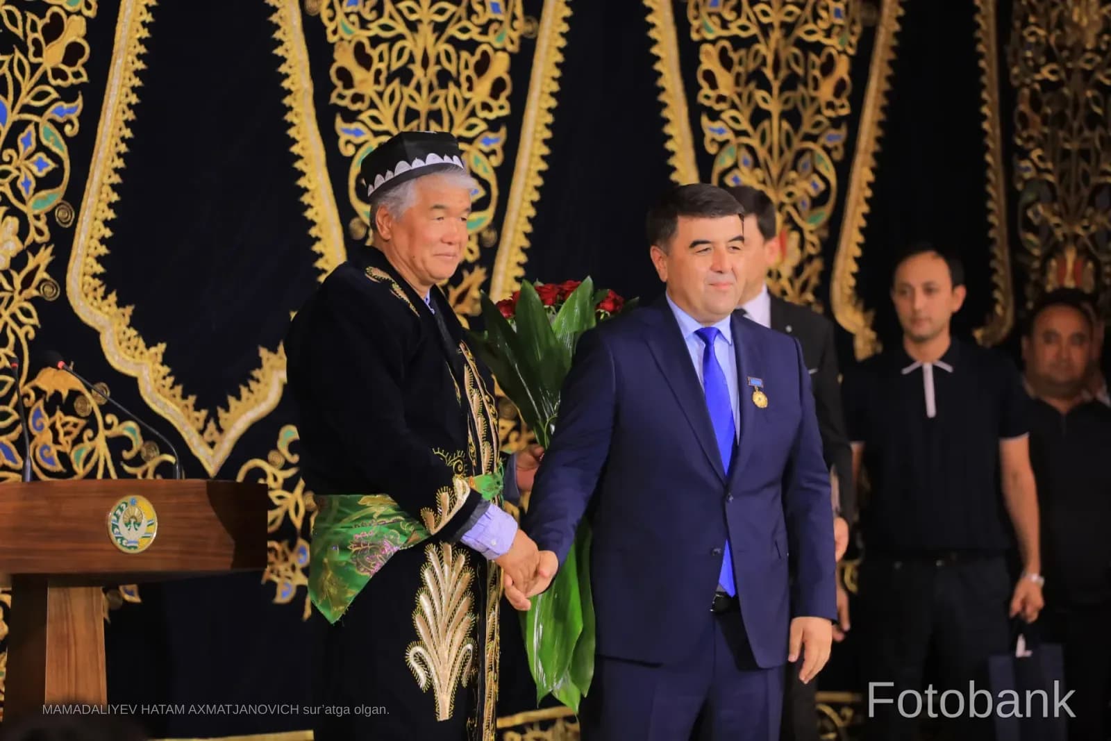 Tadbir davomida qoʻl berib koʻrishayotgan erkaklar