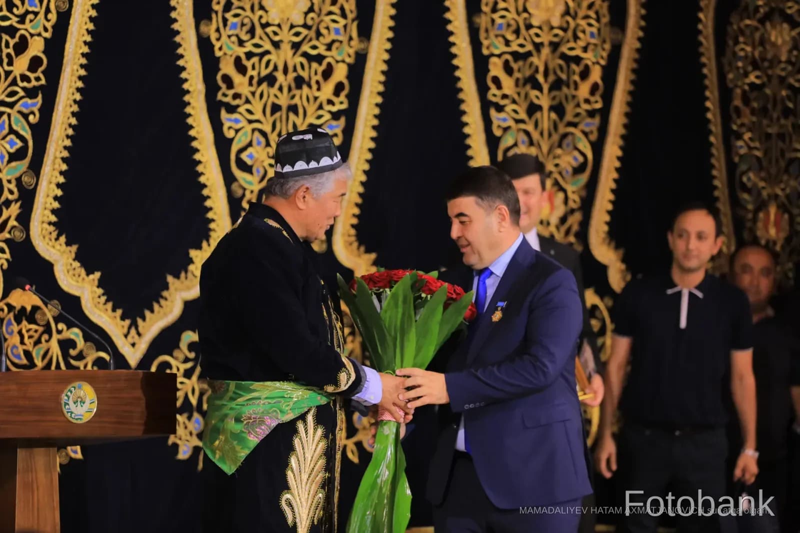 Faxriy mehmonga gullar taqdim etish