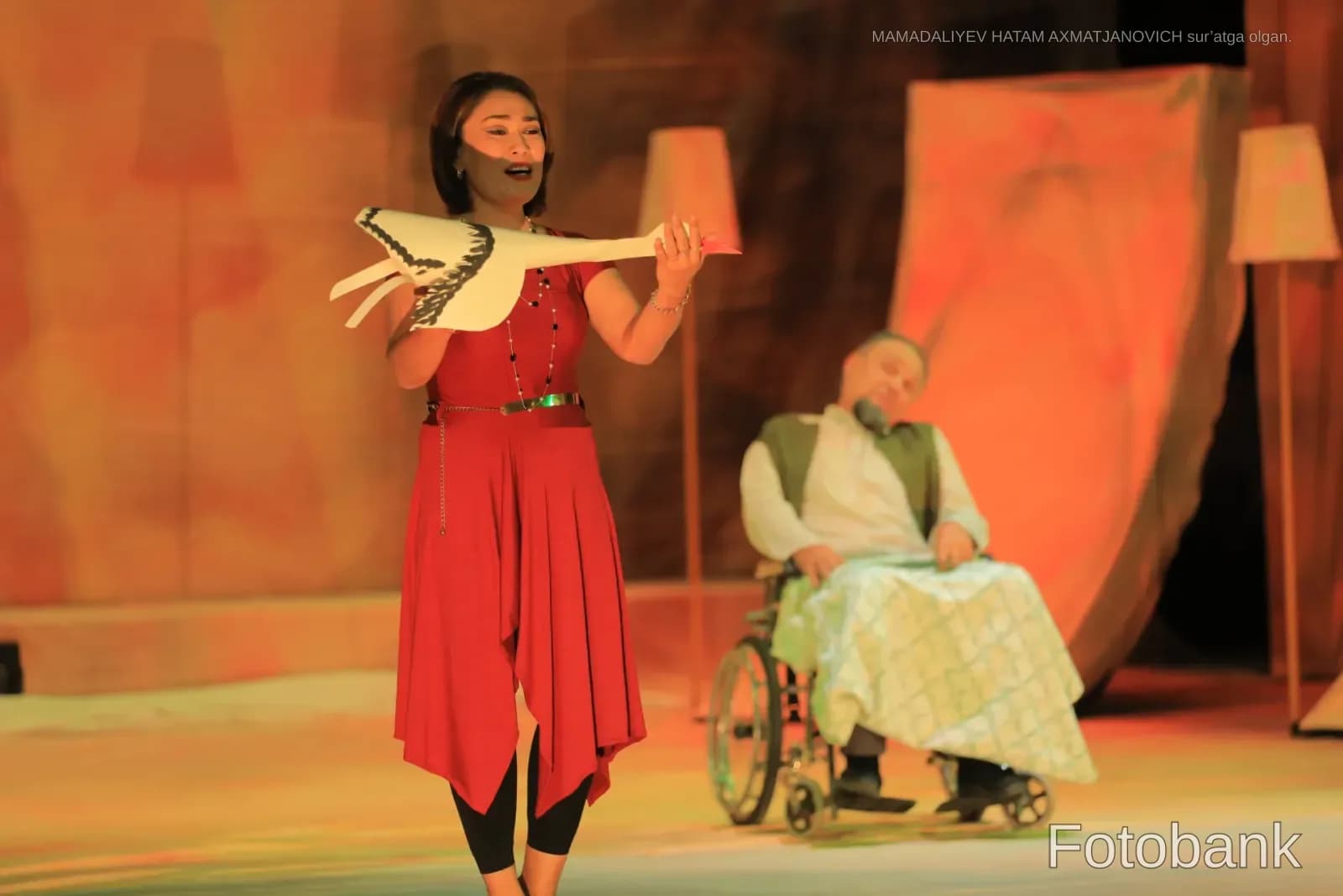 Aktrisa teatr sahnasida ijro etmoqda
