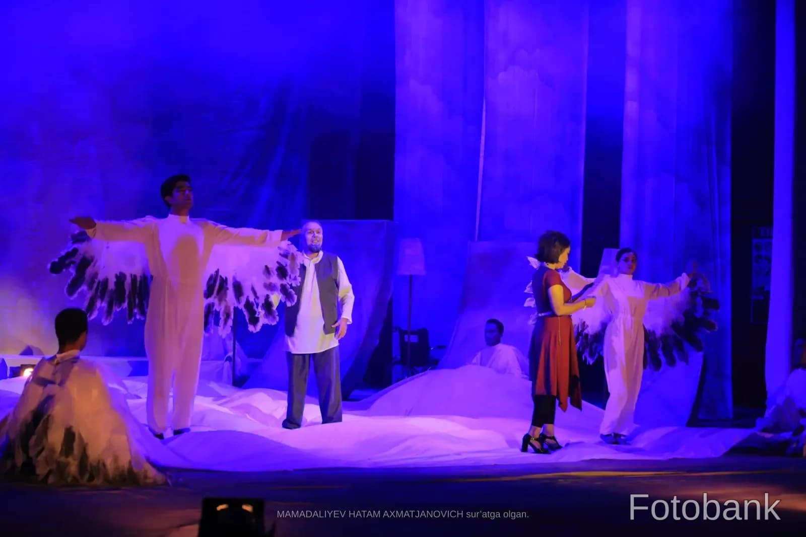 Aktyorlar teatr sahnasida ijro etishmoqda