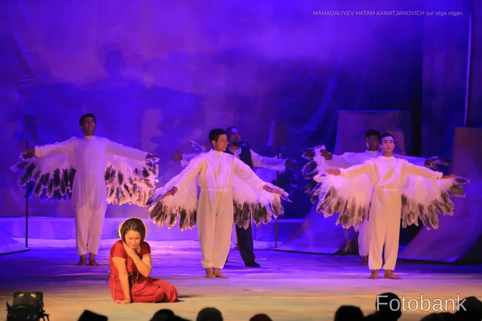 Teatr sahnasida raqsga tushayotgan ijrochilar