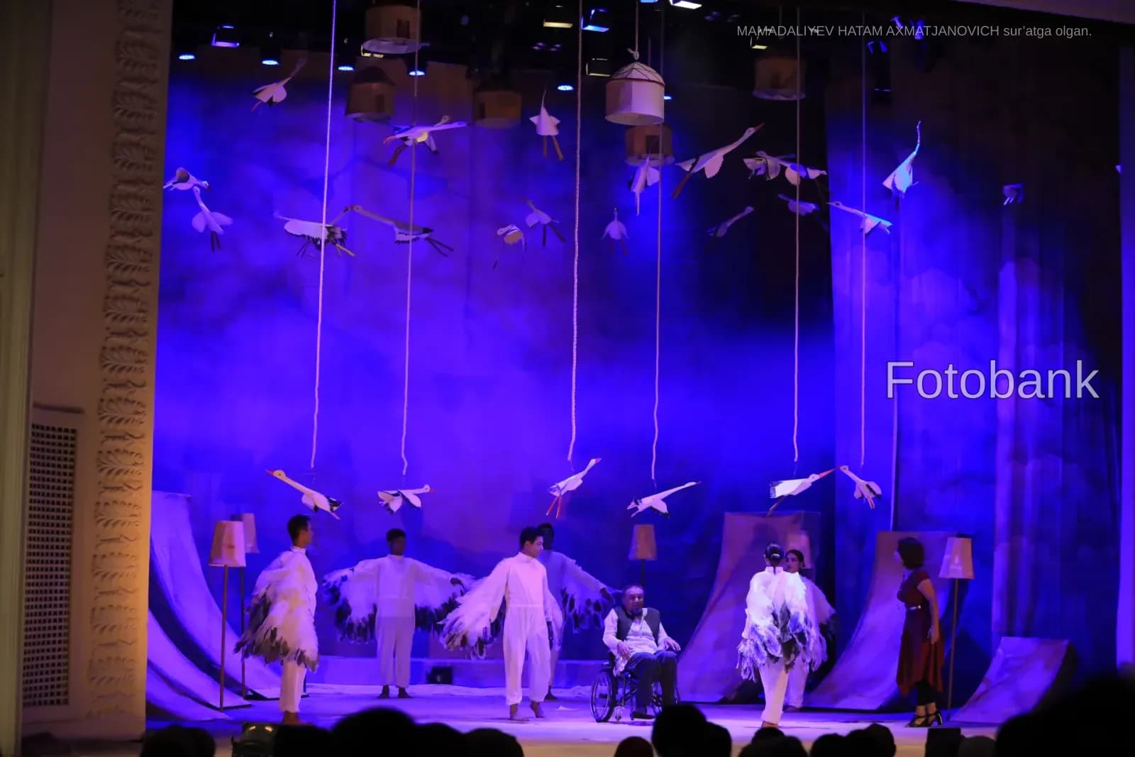 Teatr sahnasida raqsga tushayotgan ijrochilar