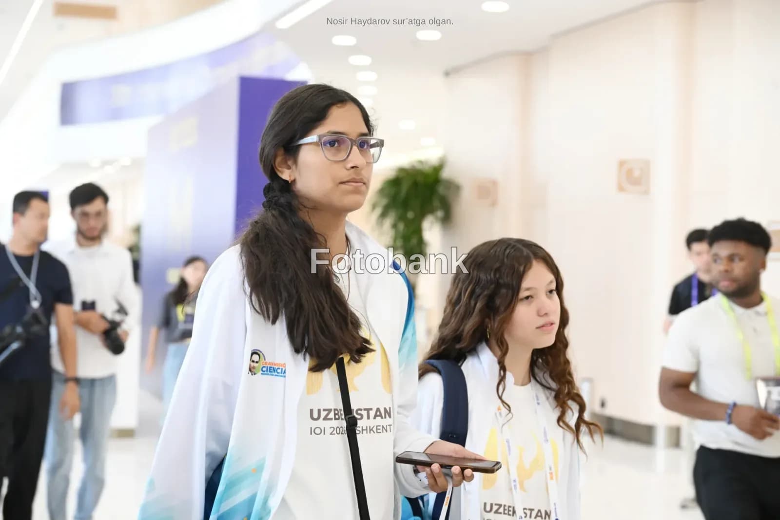 Молодые люди, гуляющие вместе в помещении