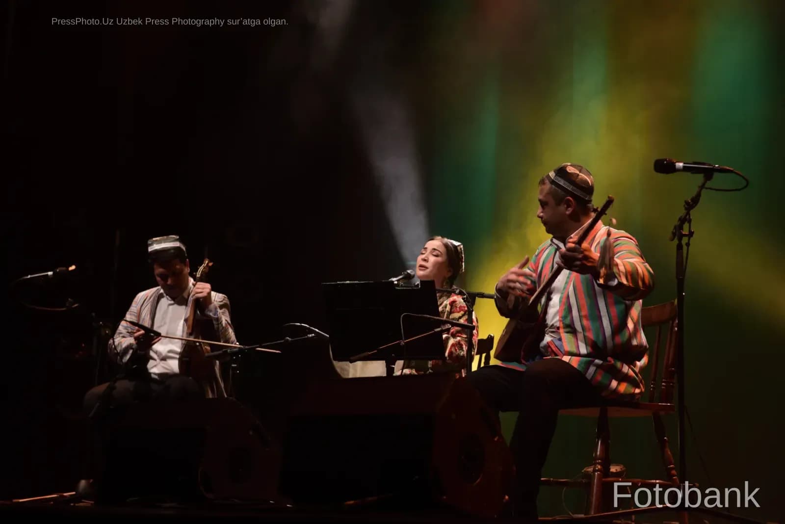 Sahnada musiqa ijro etayotgan odamlar