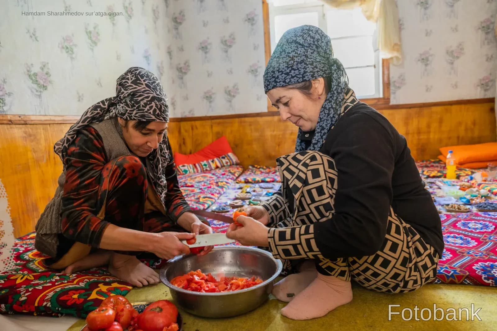 Xonada ovqat tayyorlayotgan ayollar