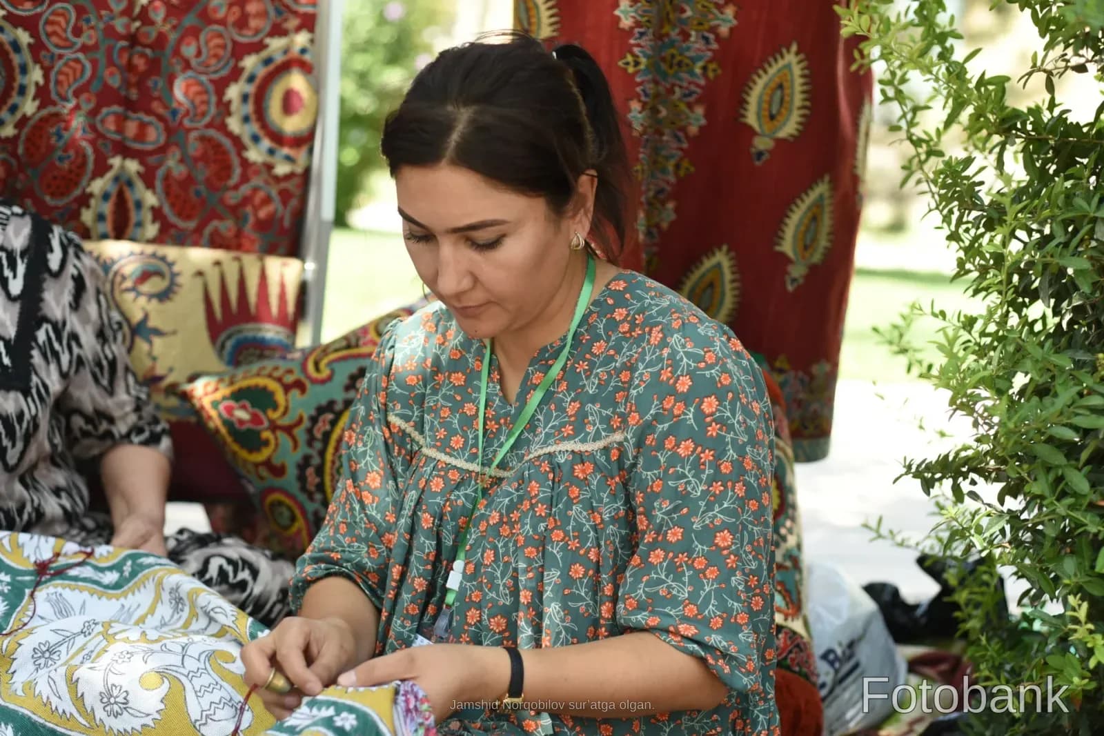 Anʼanaviy kashtachilik bilan shugʻullanuvchi ayol