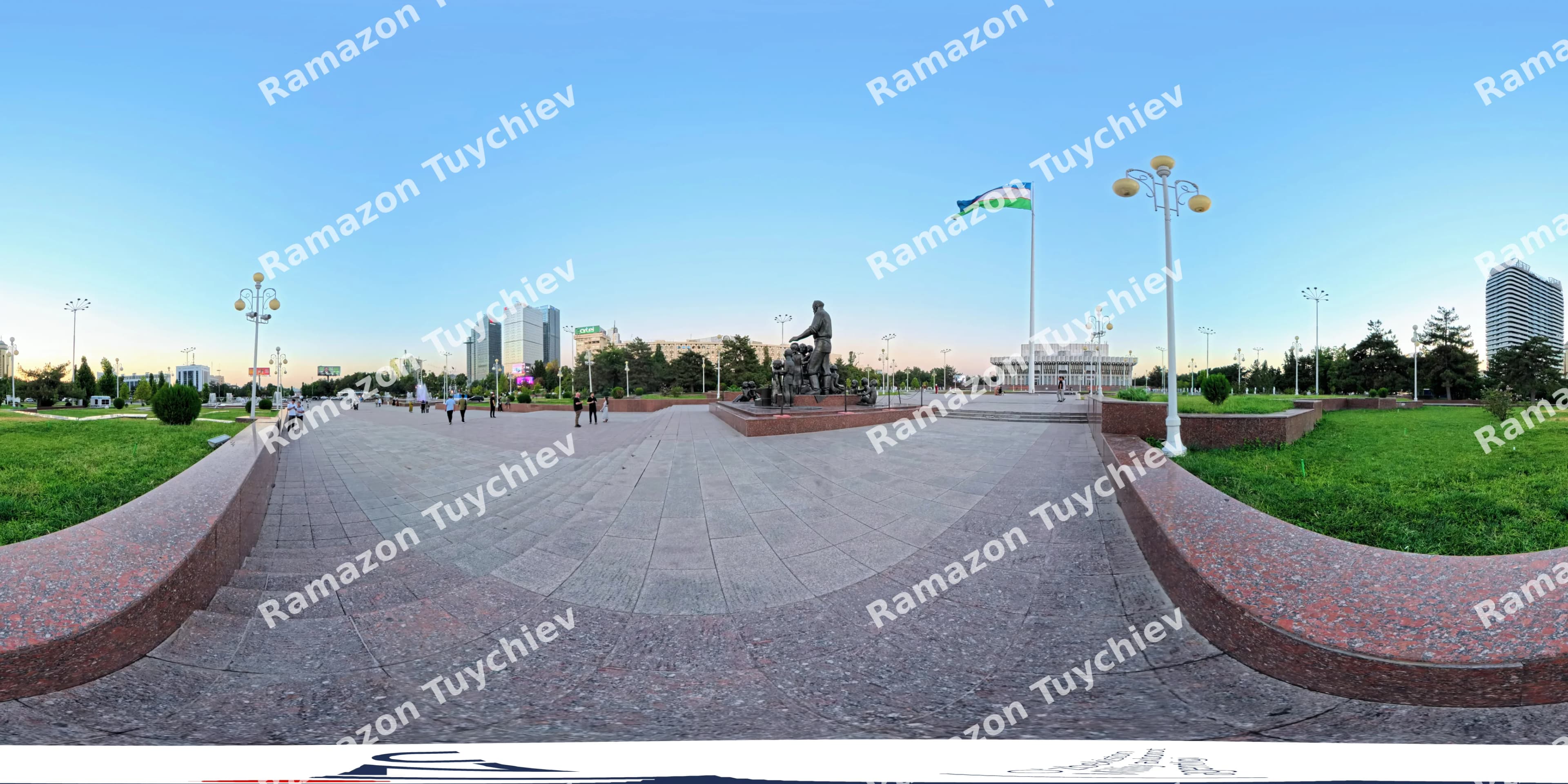 Общественная площадь с памятником и флагом в городе