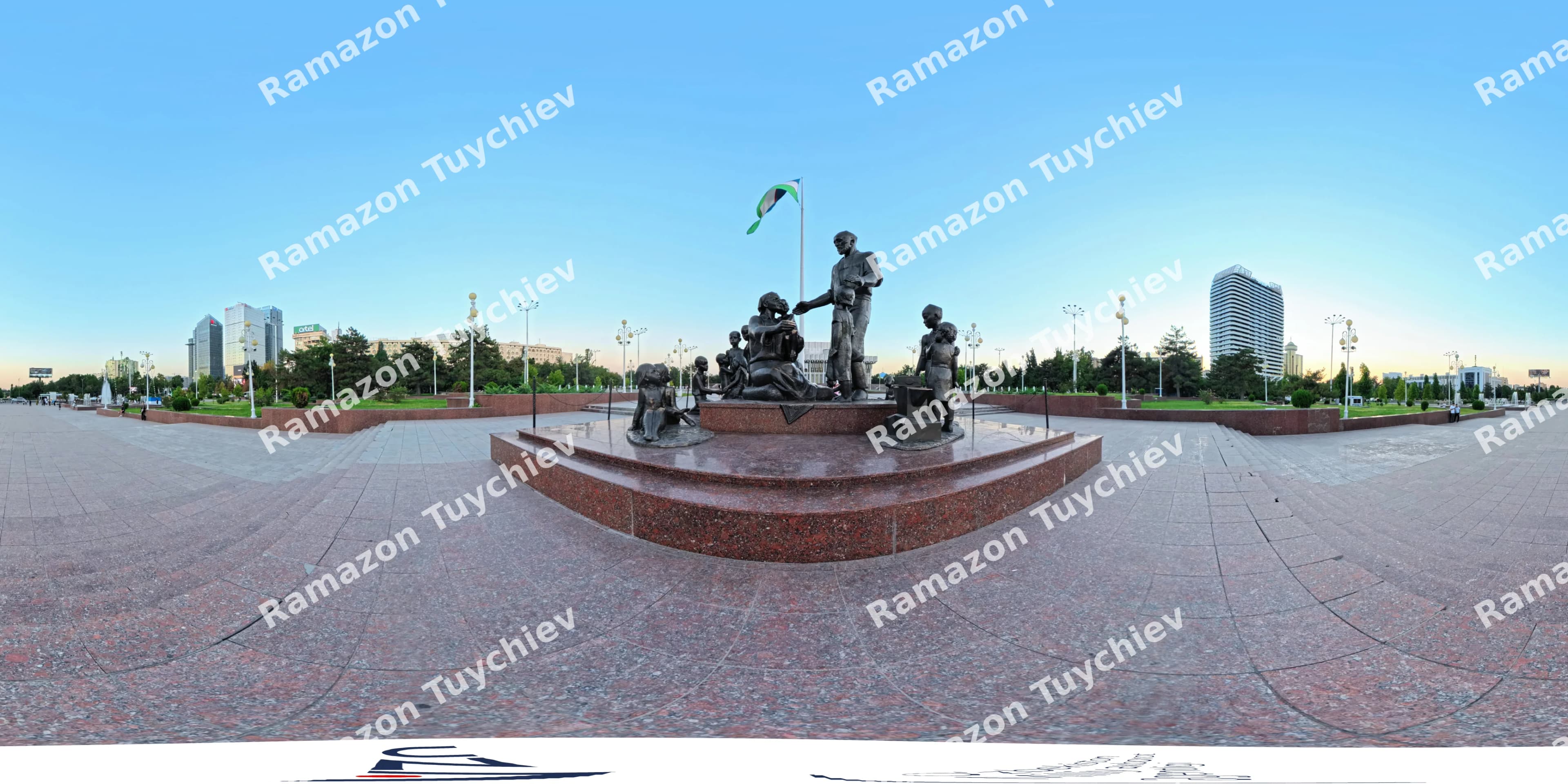 Группа скульптур из бронзовых монументов на общественной площади с флагом