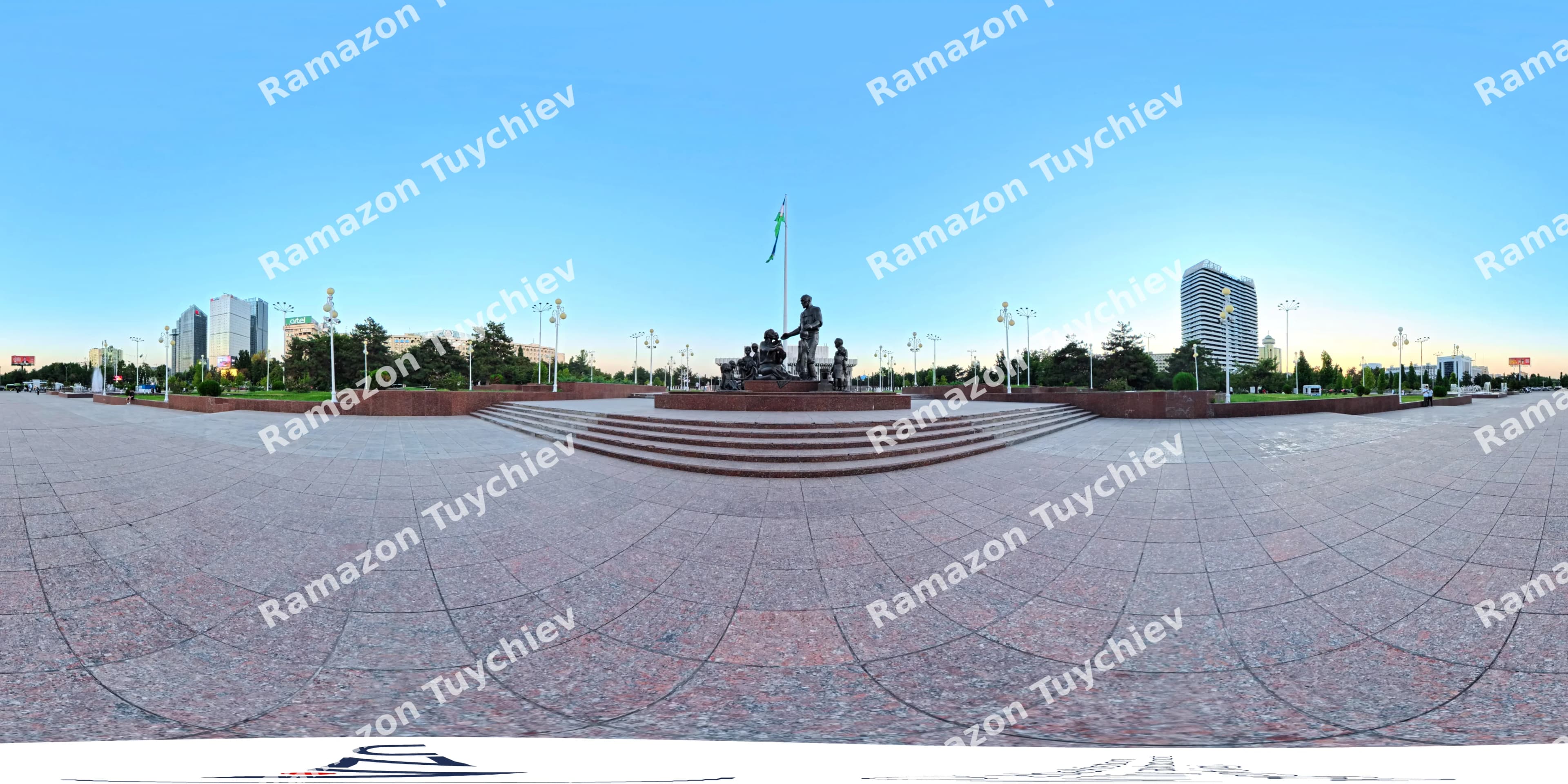 Панорамный вид на общественную площадь с центральным памятником и флагштоком