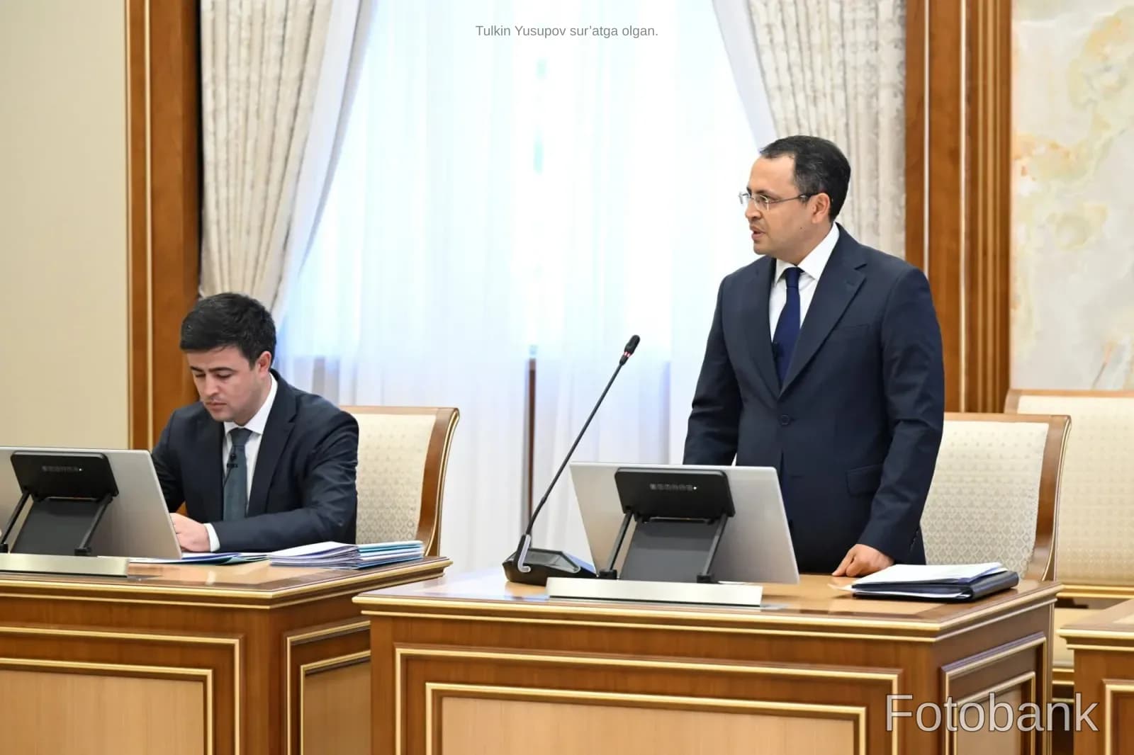 Мужчины на совещании в офисной обстановке