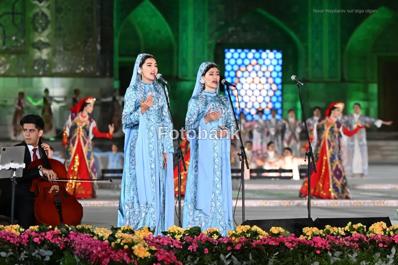 Исполнители, поющие на сцене во время культурного мероприятия на открытом воздухе