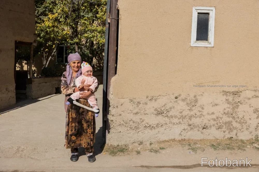 Пожилая женщина с ребенком на улице