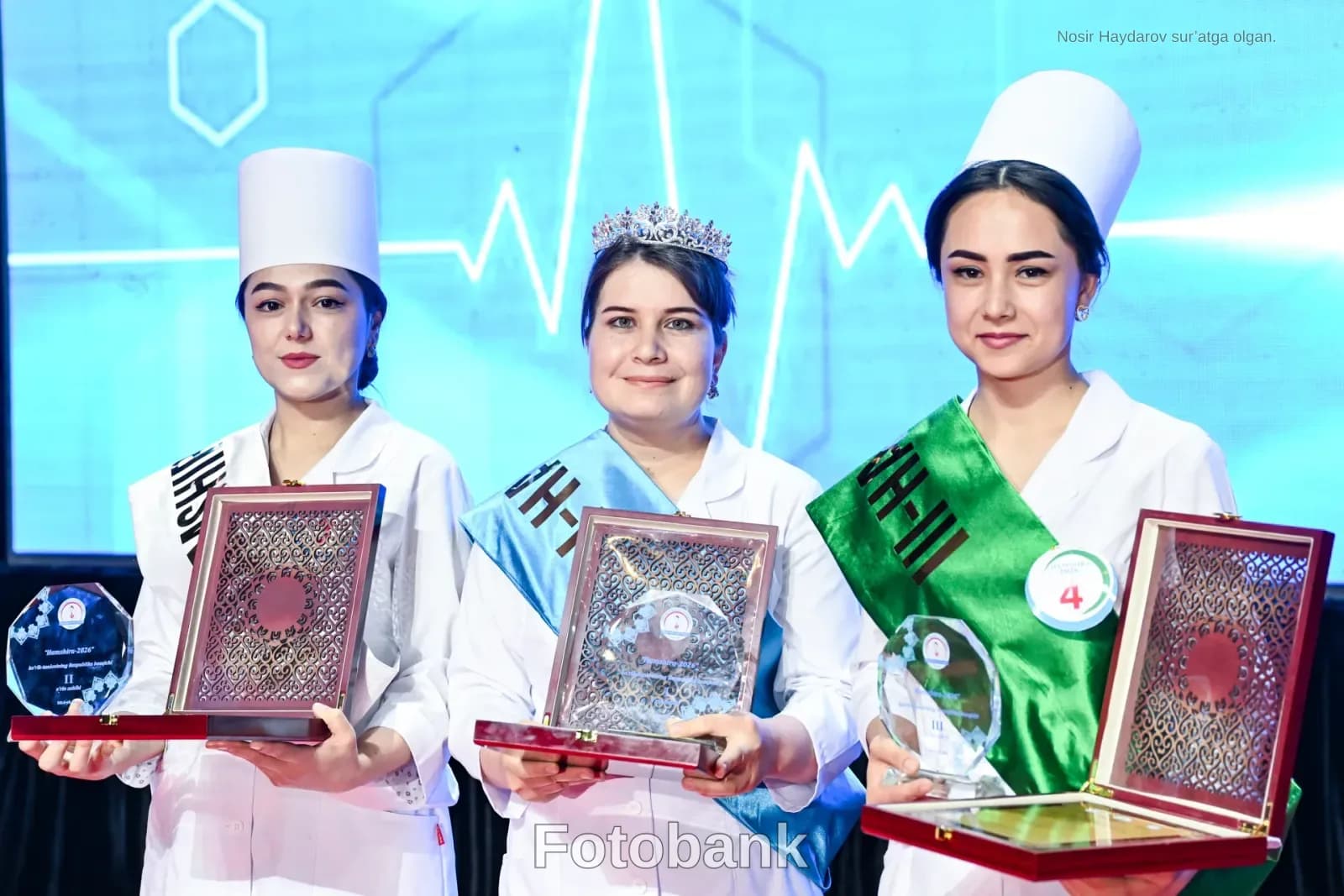 Xonada mukofot ushlab turgan uch kishi