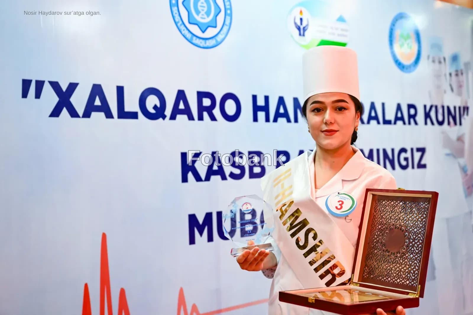 Tibbiy kiyimdagi shaxs mukofotga ega