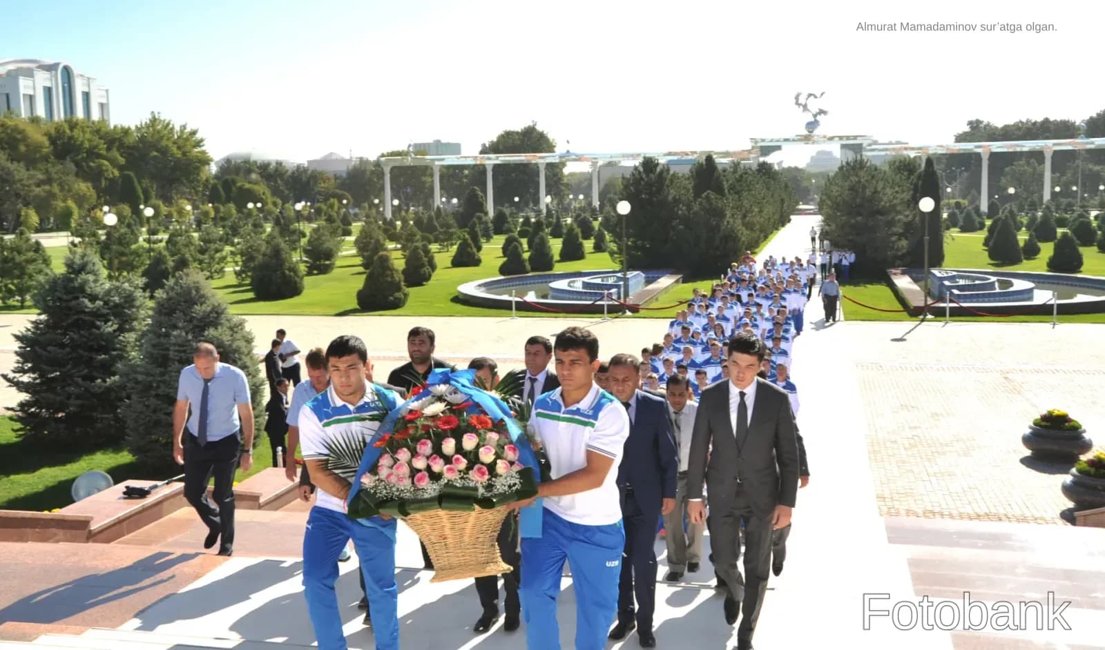 Люди гуляют в общественном парке
