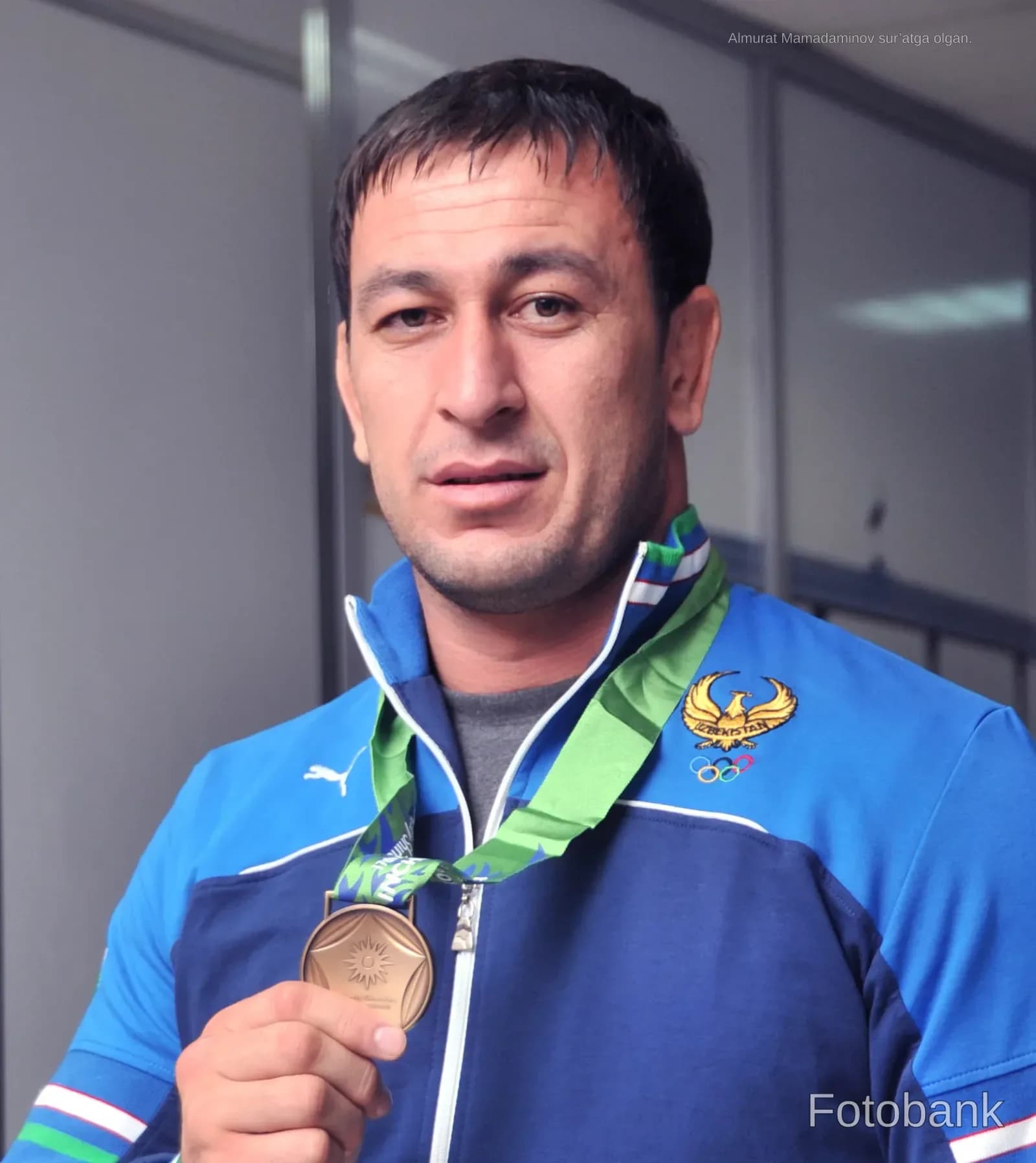 Портрет спортсмена с медалью