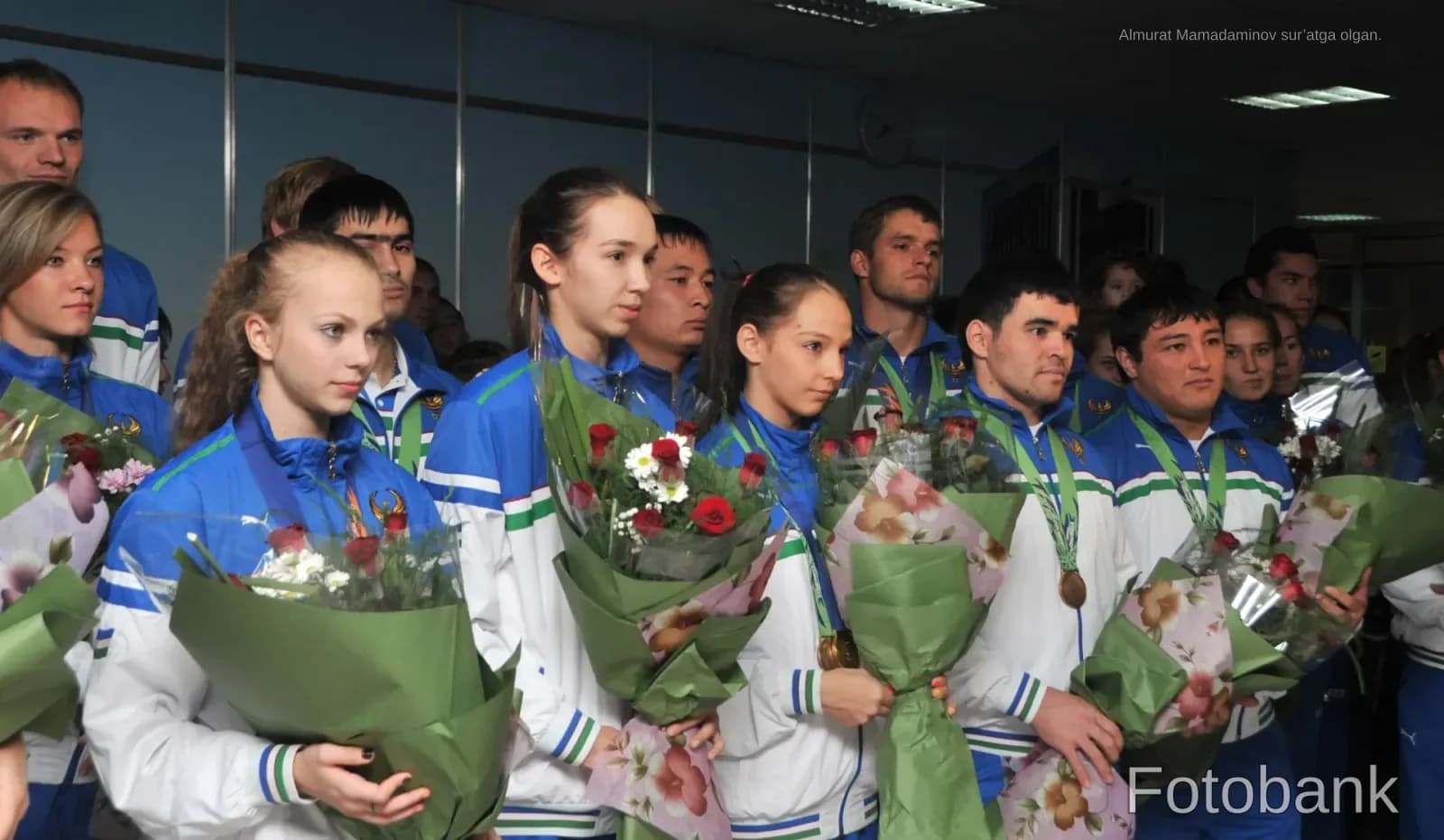 Группа спортсменов, стоящих вместе в помещении