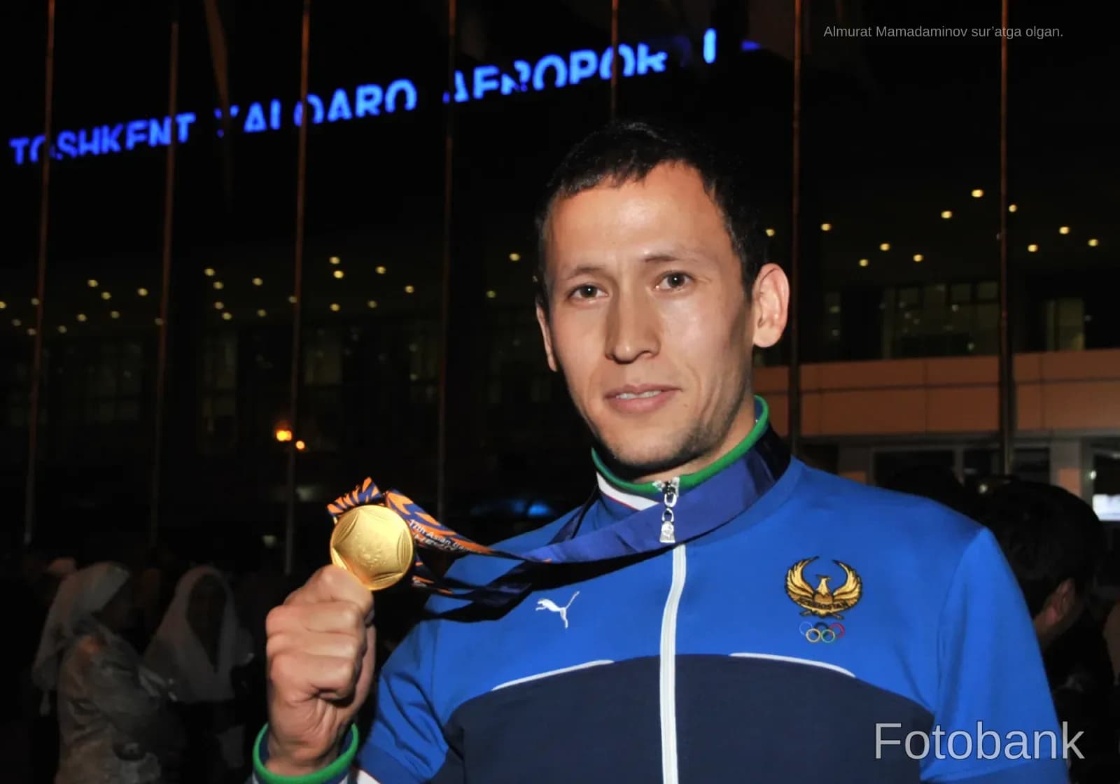 Спортсмен, держащий медаль