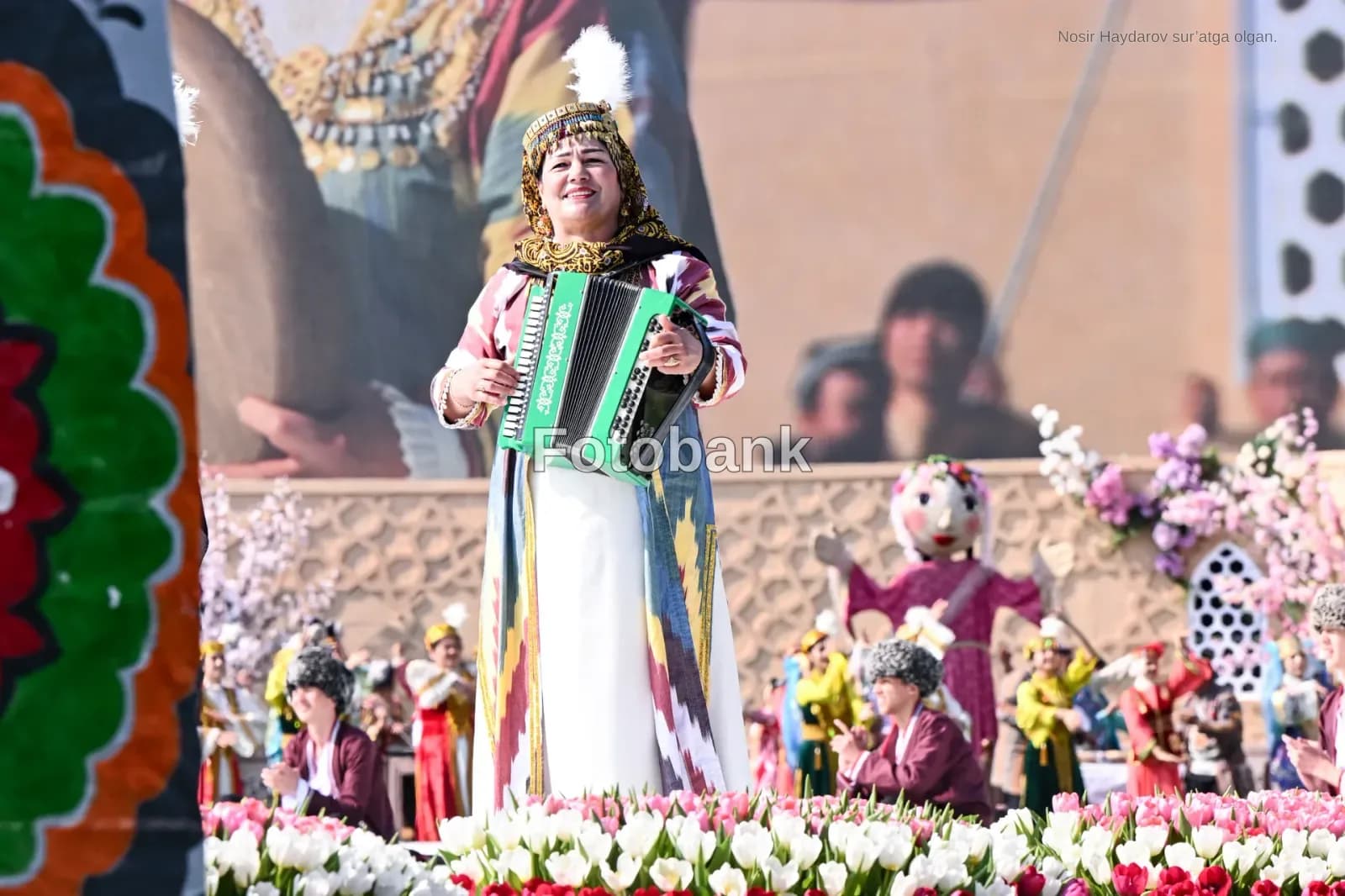Женщина, играющая на гармони во время выступления