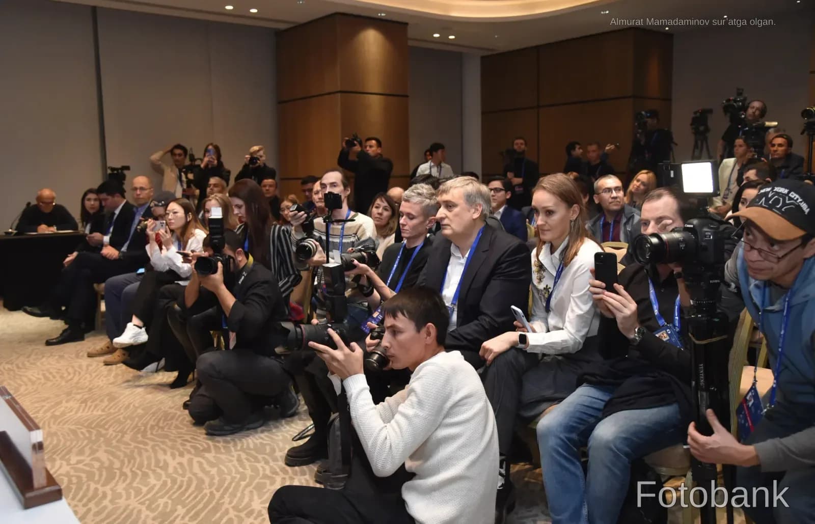 Люди, снимающие фотографии и видео с помощью камер и телефонов