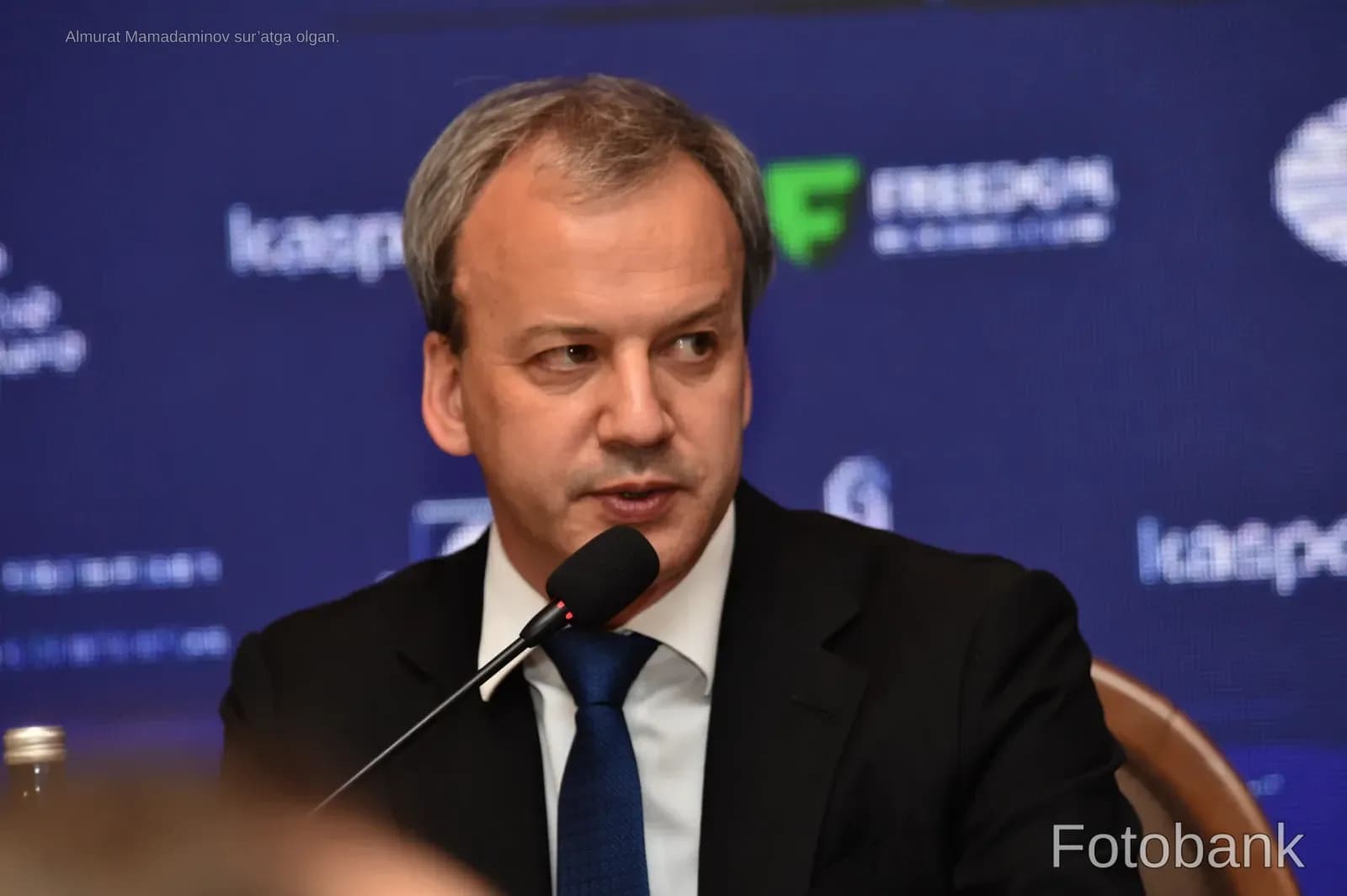 Мужчина, выступающий на конференции