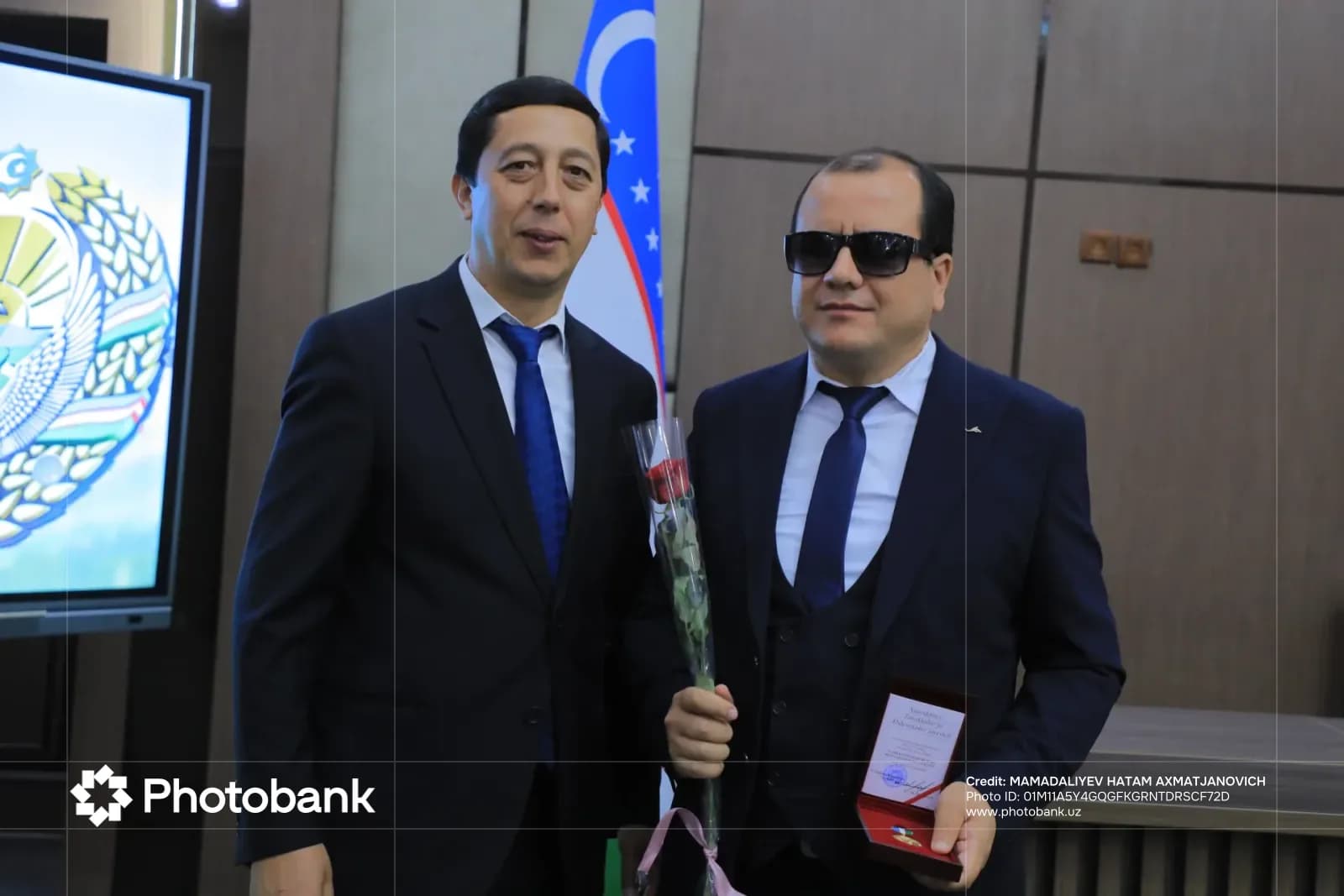 Ichkarida birga turgan ikki erkak