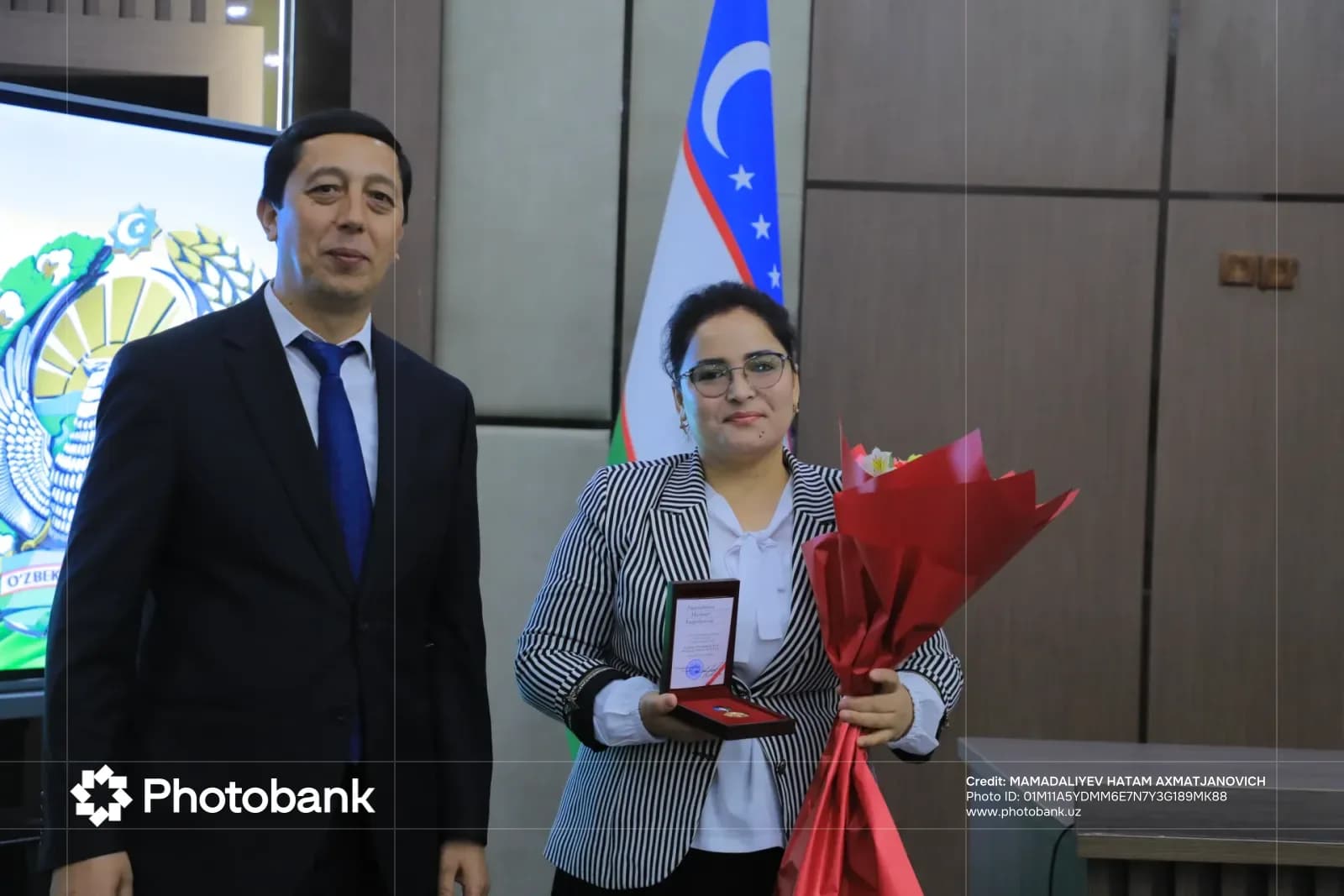 Odamlar guldasta va medal bilan suratga tushmoqda