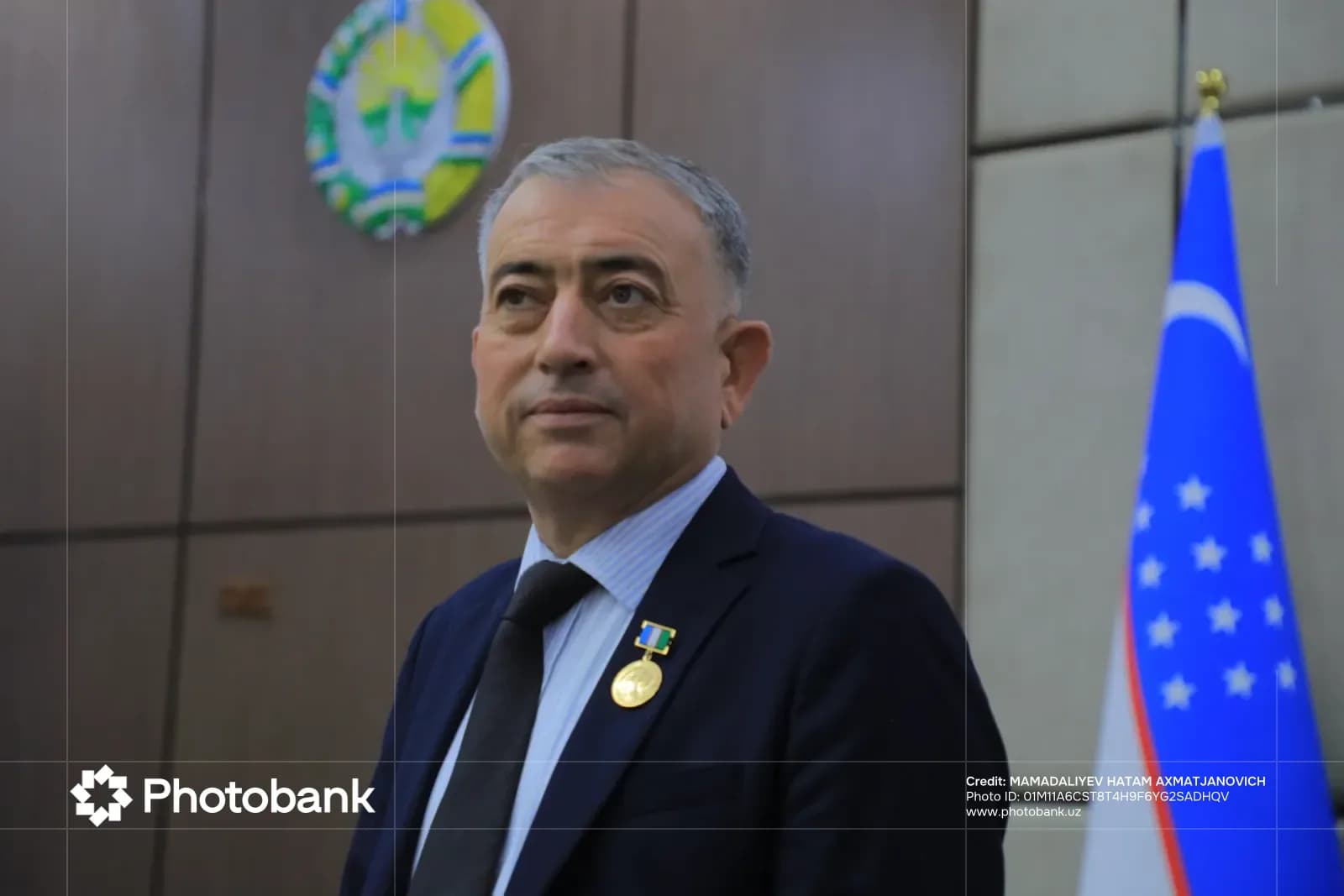Kostyum kiygan erkak portreti