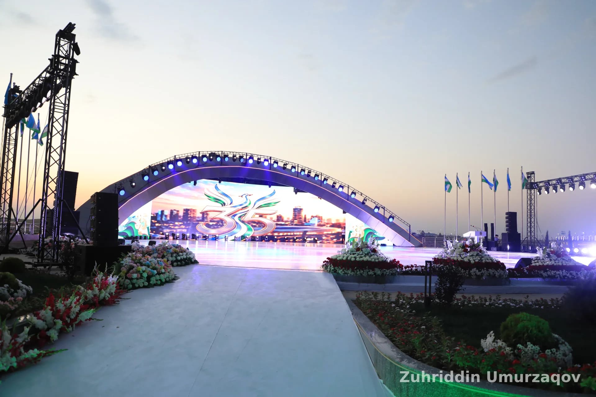 Katta LED ekran va gul bezaklari bilan tashqi sahna jihozlari