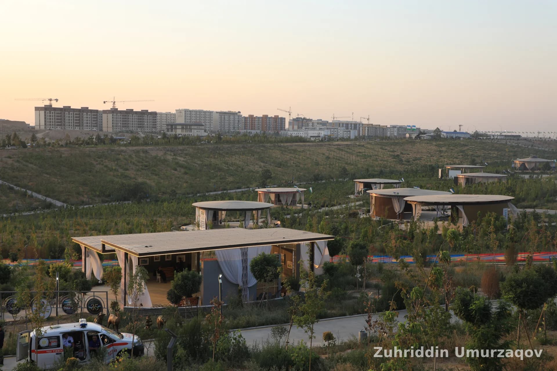 Pavilonlar va uzoqdagi binolar bilan park hududi