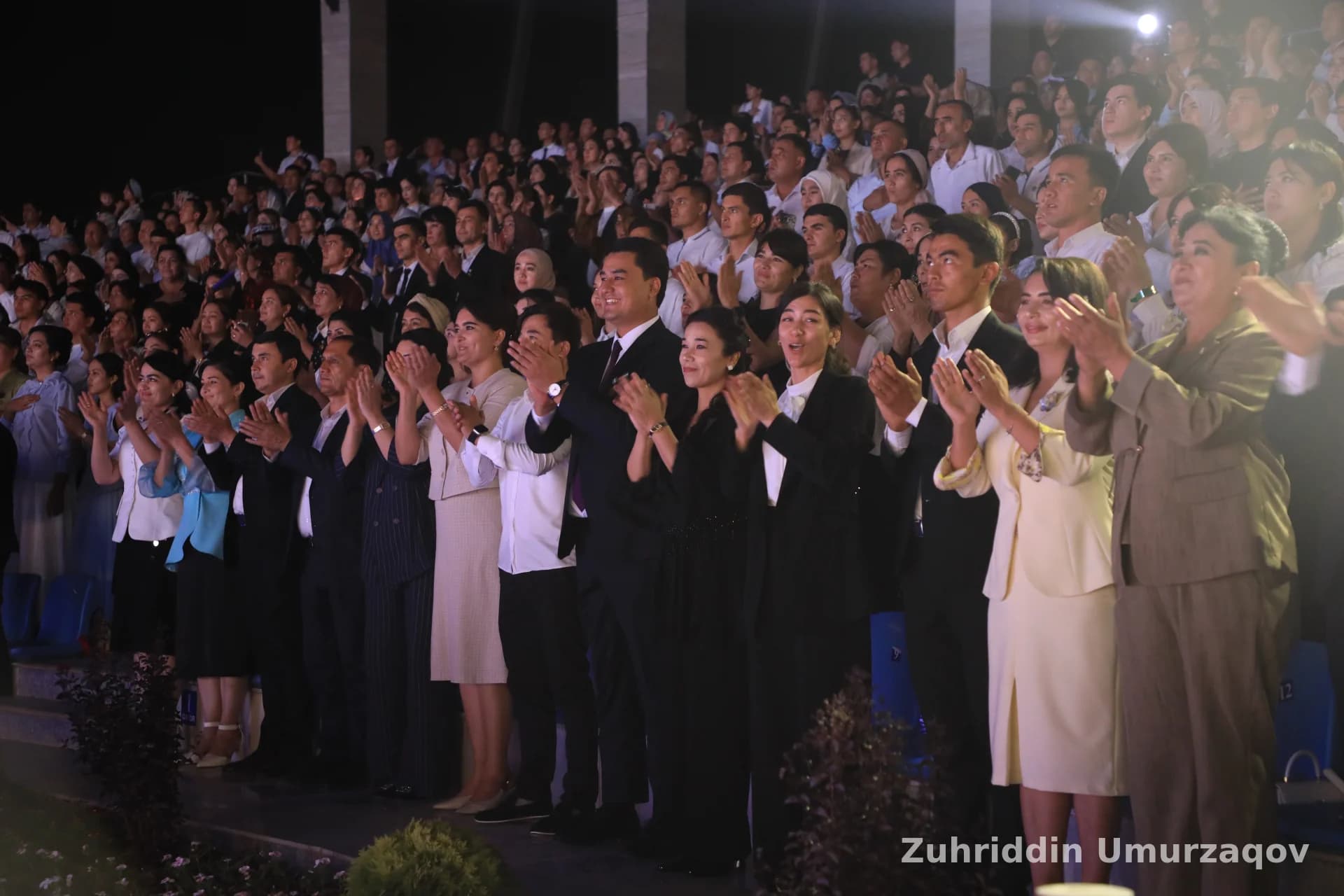 Auditoriyada qarsak chalayotgan olomon