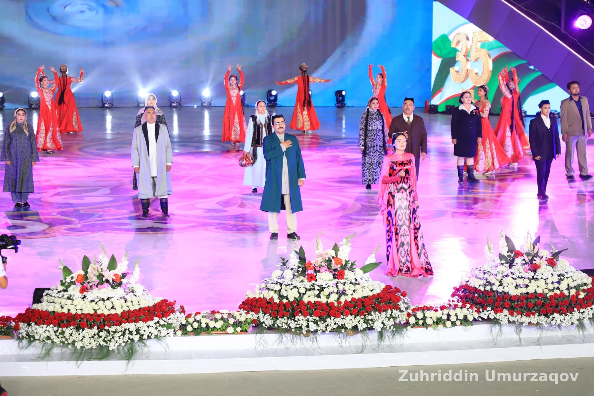 Madaniy tadbir vaqtida sahnadagi ijrochilar