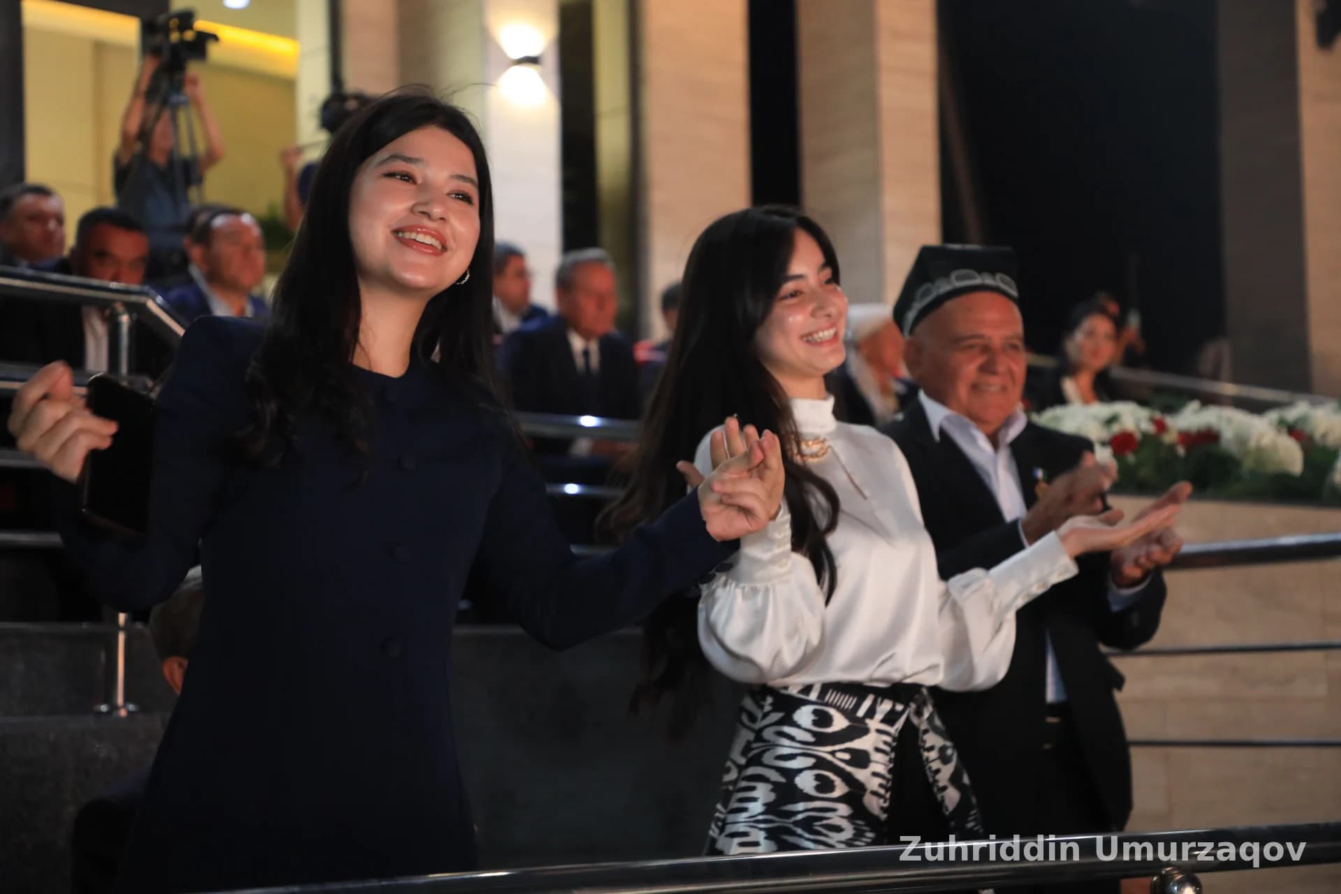 Tabassum qilayotgan va ochiq havoda oʻynayotgan odamlar