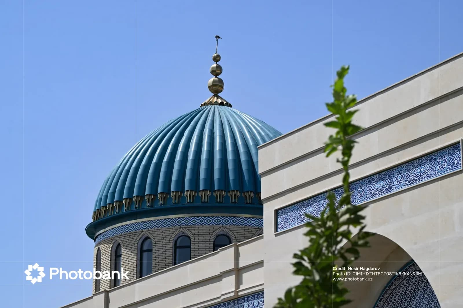 Синий ребристый купол традиционного здания с орнаментированными архитектурными деталями