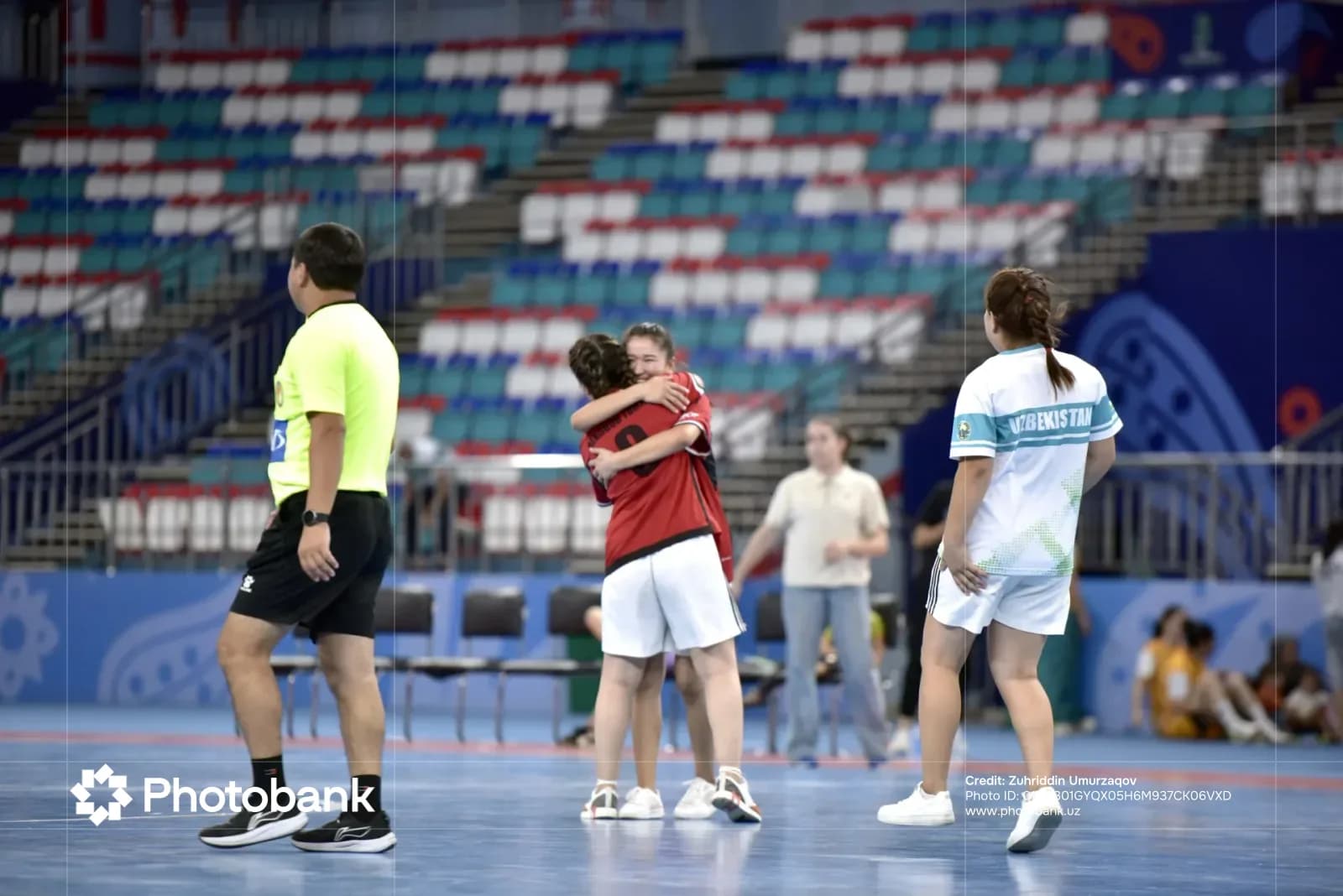 Спортсмены обнимаются на крытой спортивной арене
