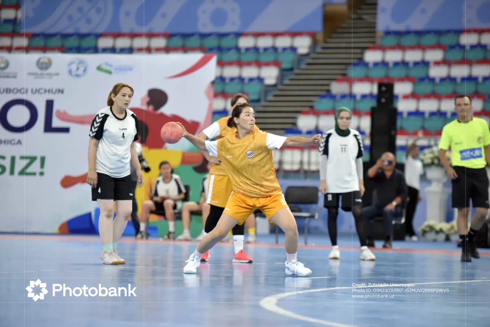 Спортсмены, выступающие в спортивном матче в закрытых помещениях