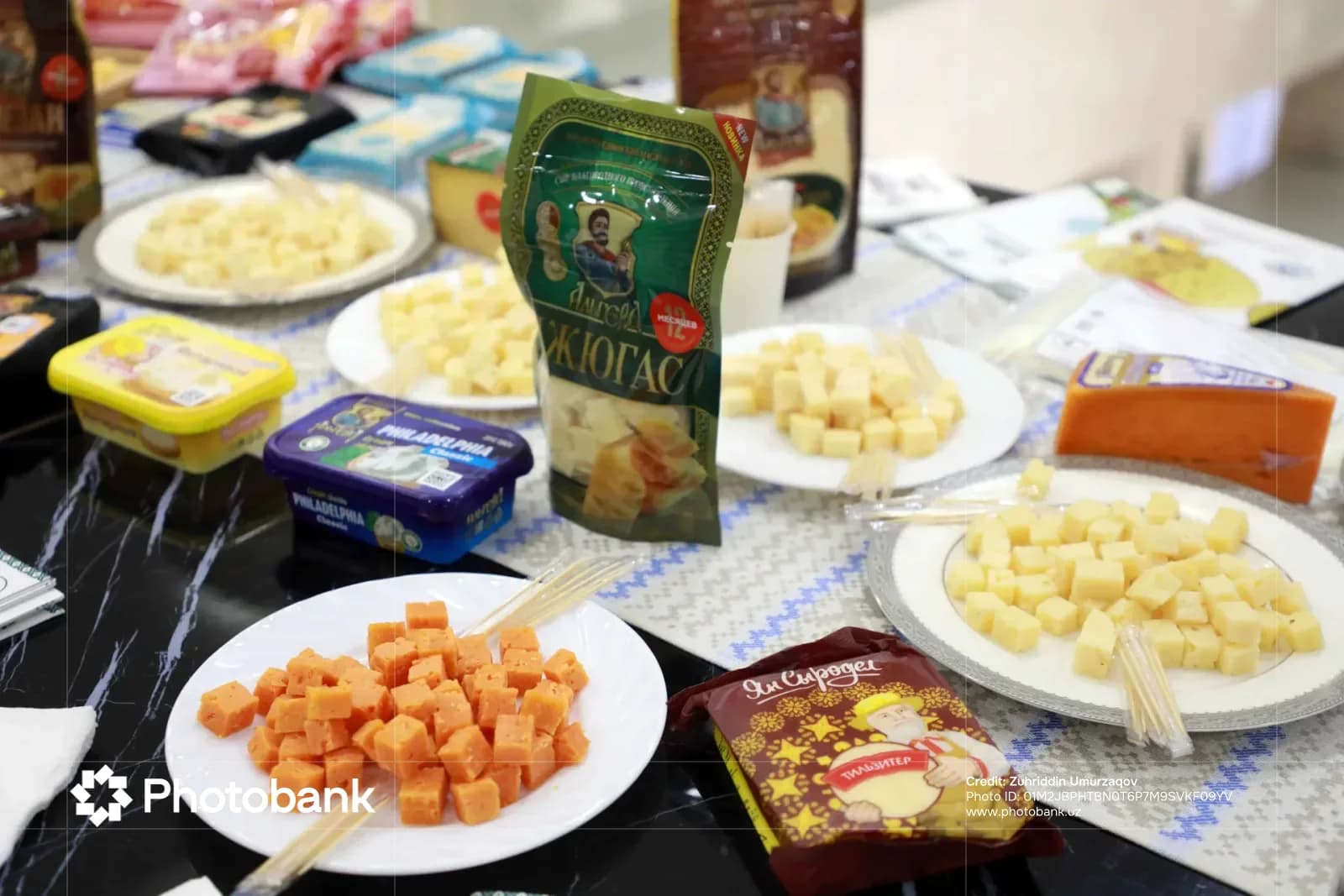 Ассортимент молочных продуктов и образцов сыра на столе