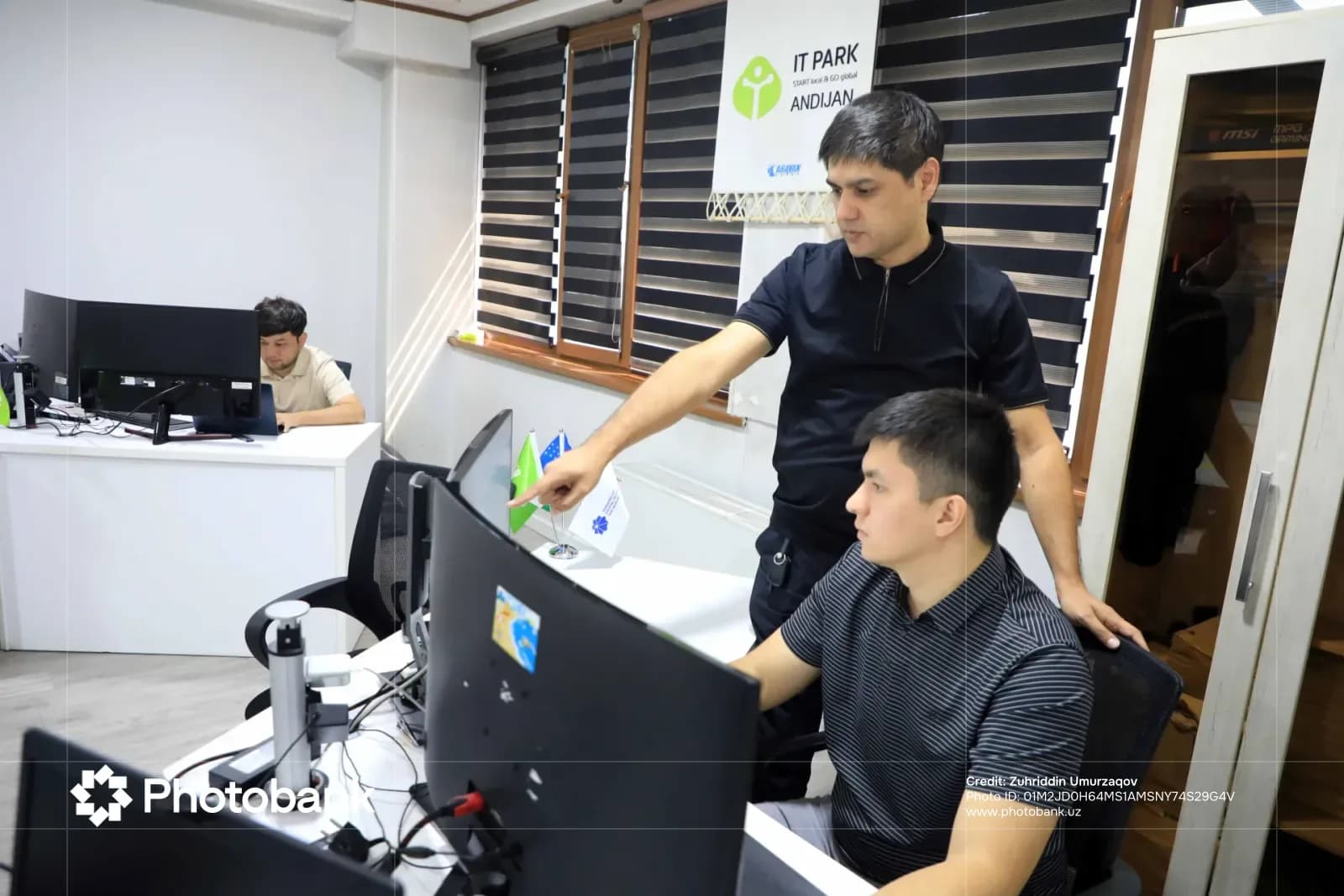 Мужчины, работающие за компьютерами в офисе