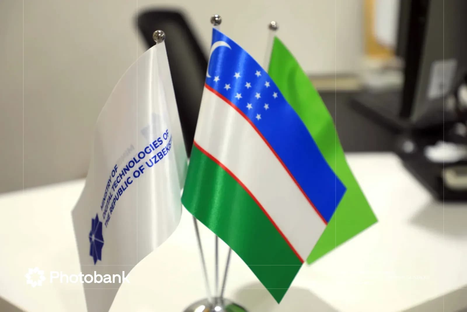Настольные флаги с государственным флагом Узбекистана