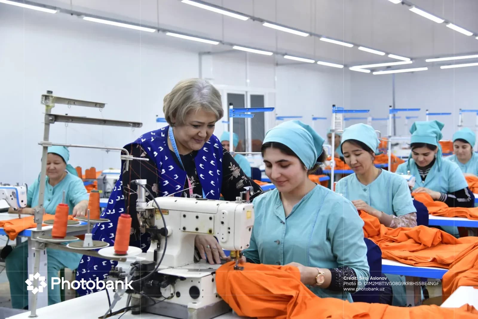 Женщины, работающие на швейных машинах на швейной фабрике